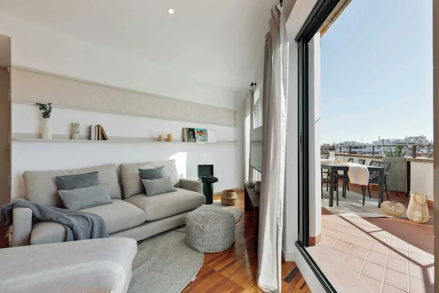 Spacious Barcelona City Flat With Ultra-fast Wifi, Pro Monitors & Chef's Kitchen #3