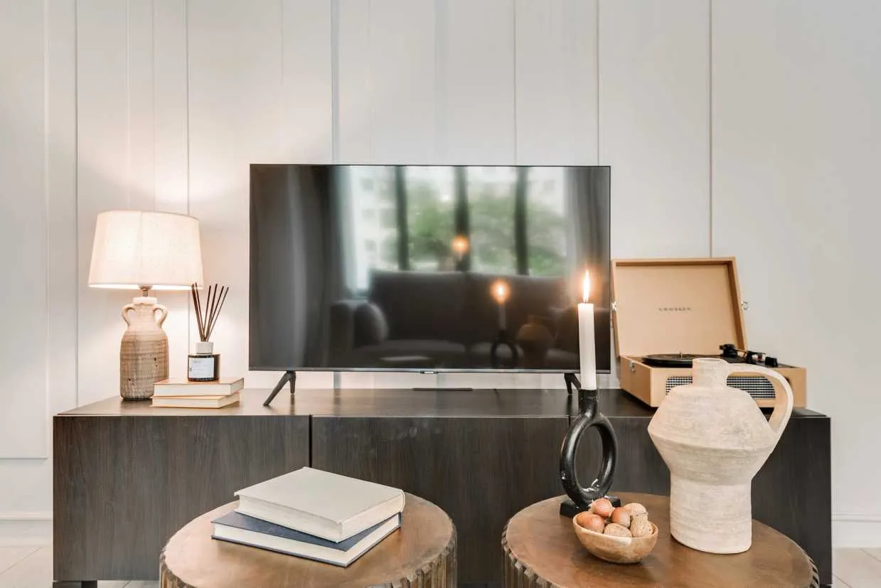 Efficient Paris Flat With High-speed Fiber & Professional Home Office Setup #5