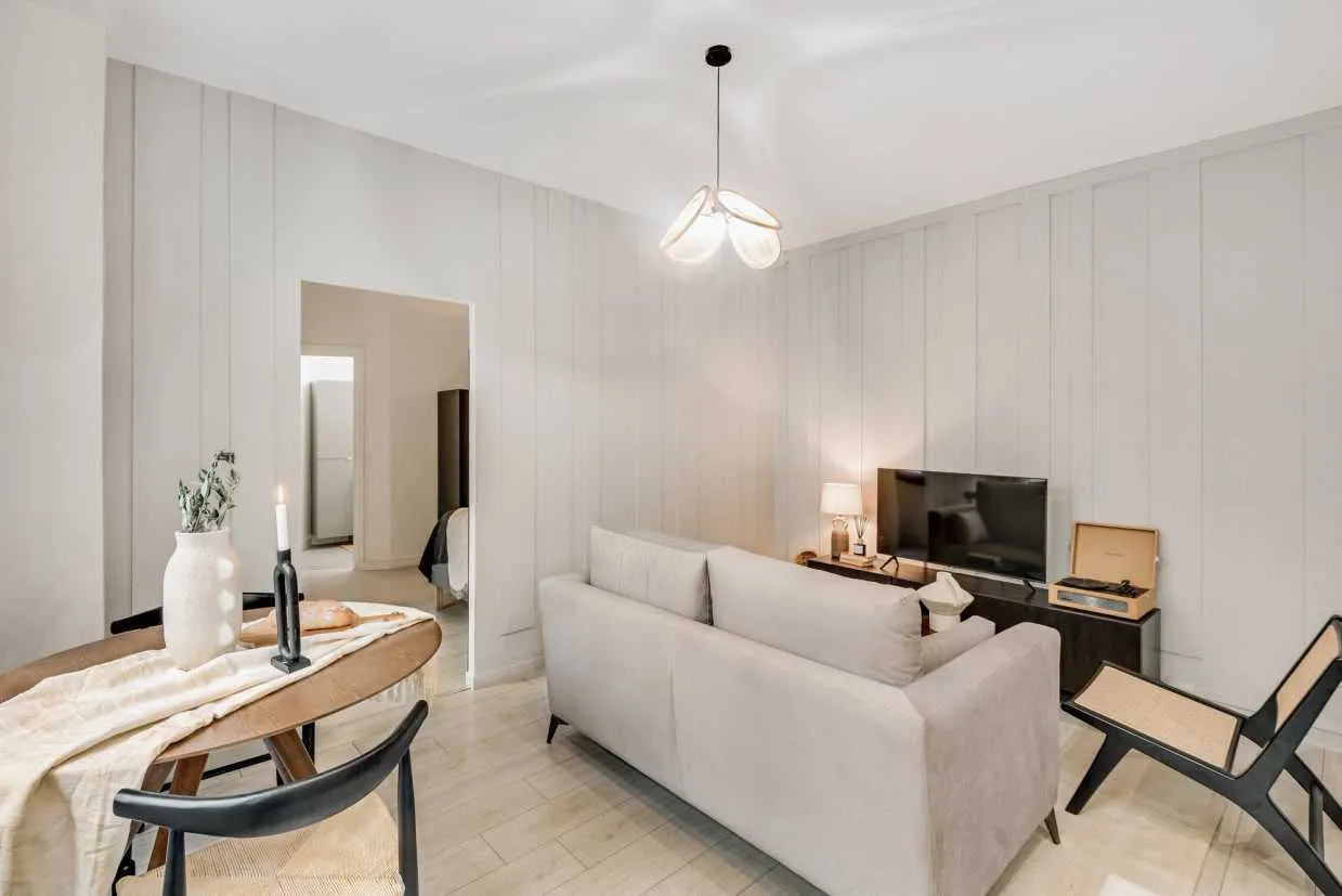 Efficient Paris Flat With High-speed Fiber & Professional Home Office Setup #4