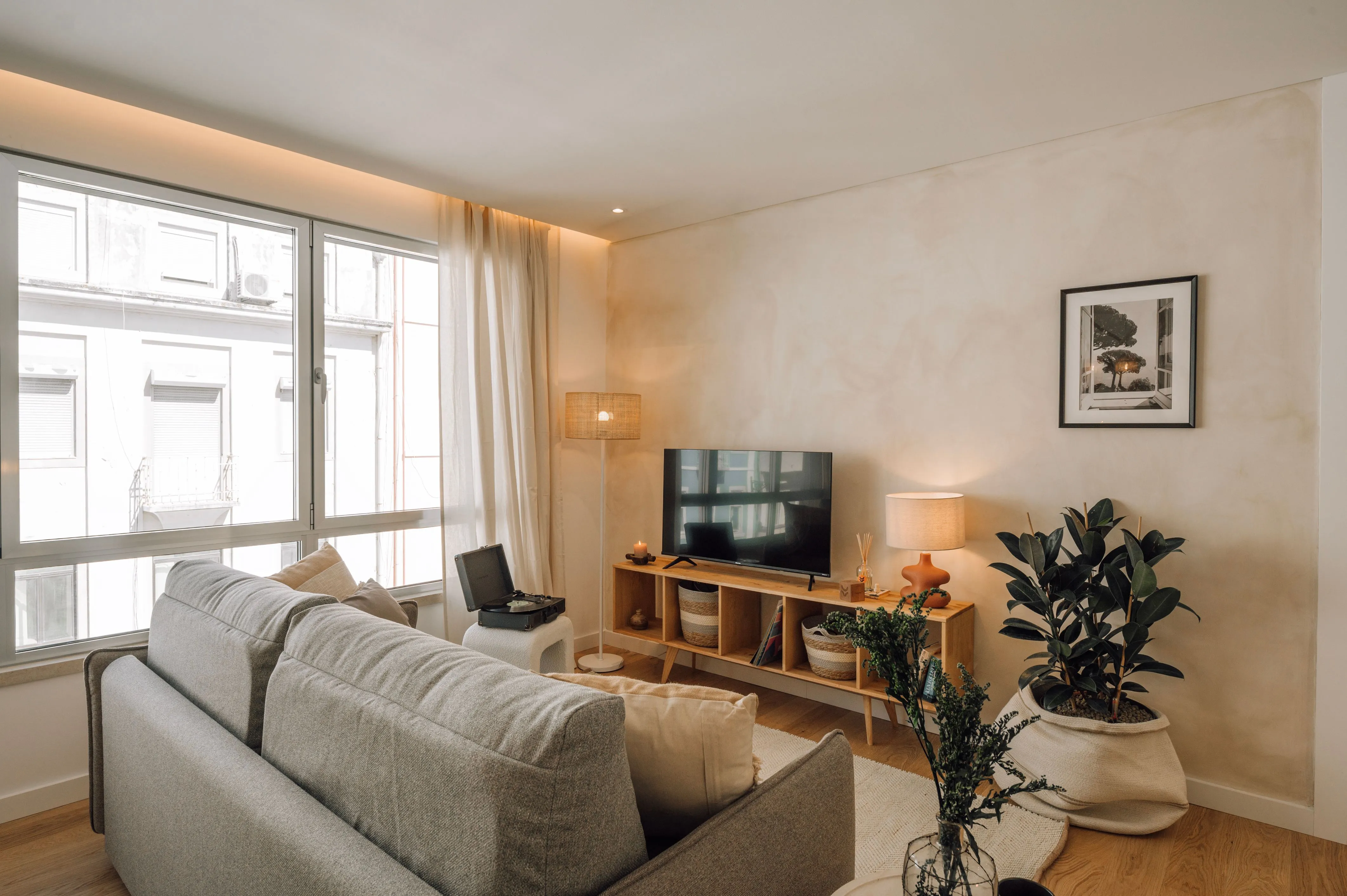 Contemporary Lisbon Flat With Gigabit Internet & Pro Monitors For Digital Nomads #4