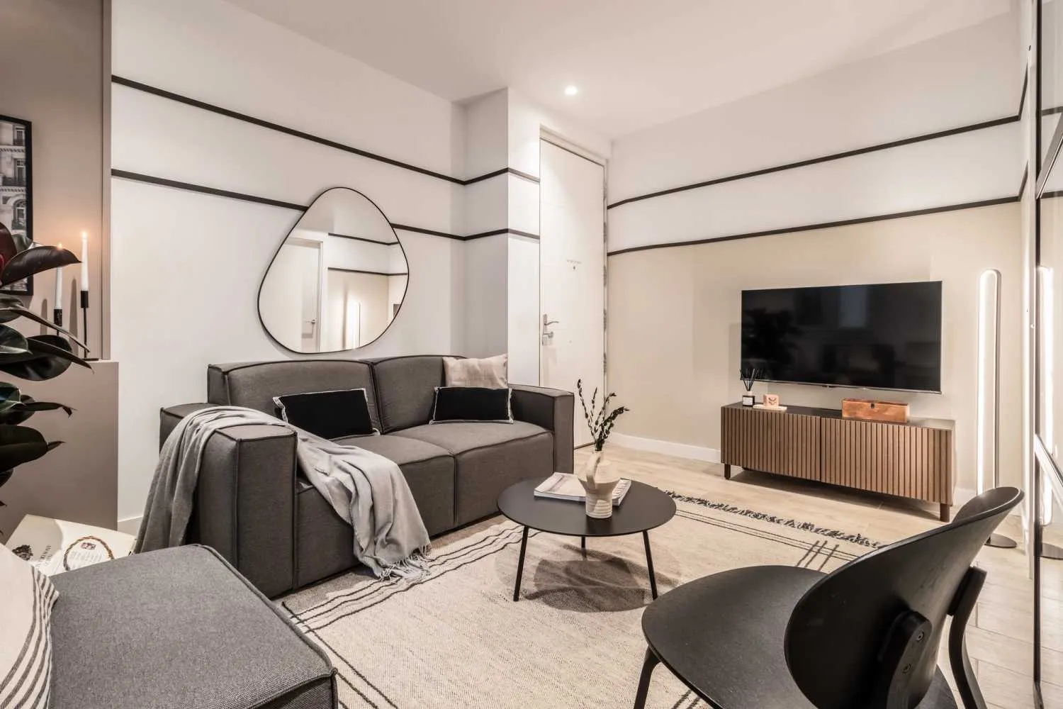Chic Madrid Flat With Gigabit Internet & Ergonomic Workspace For Remote Professionals #2