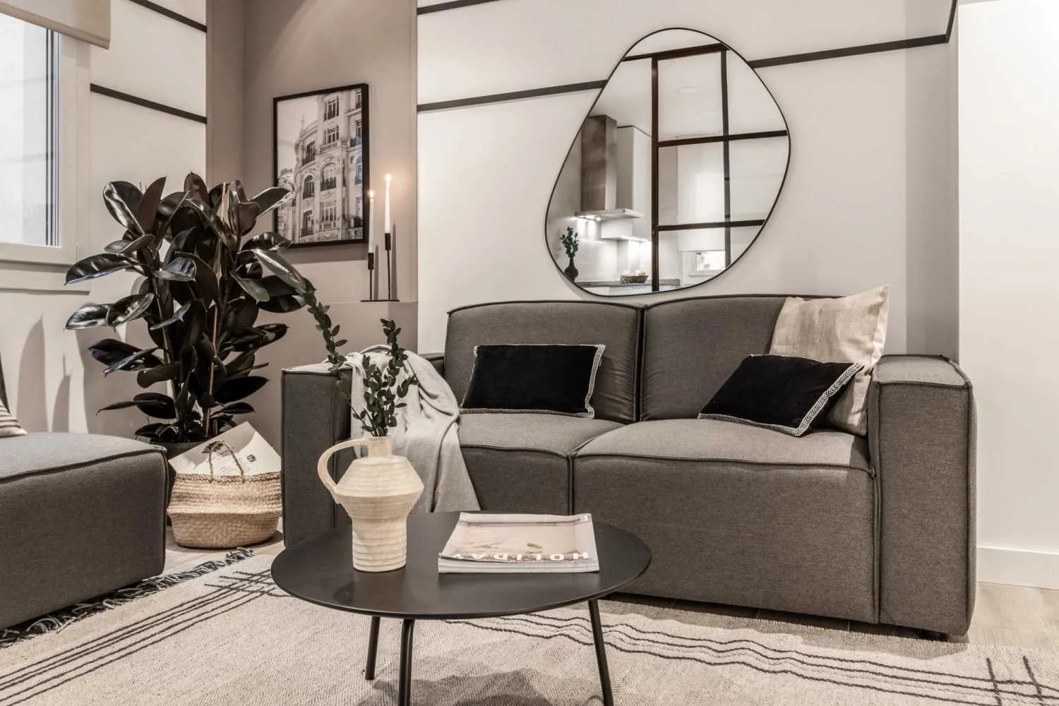 Chic Madrid Flat With Gigabit Internet & Ergonomic Workspace For Remote Professionals #3