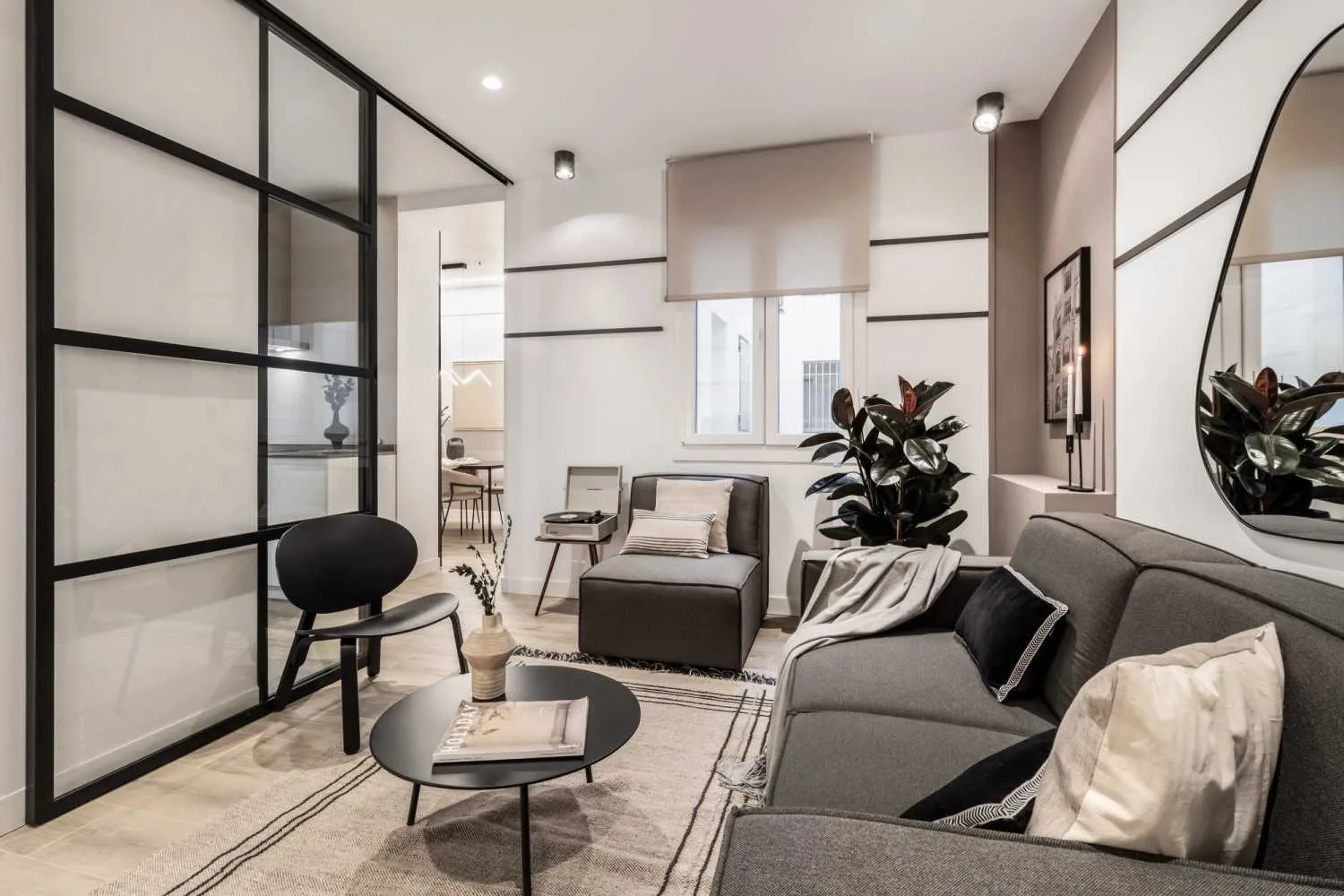 Chic Madrid Flat With Gigabit Internet & Ergonomic Workspace For Remote Professionals #4