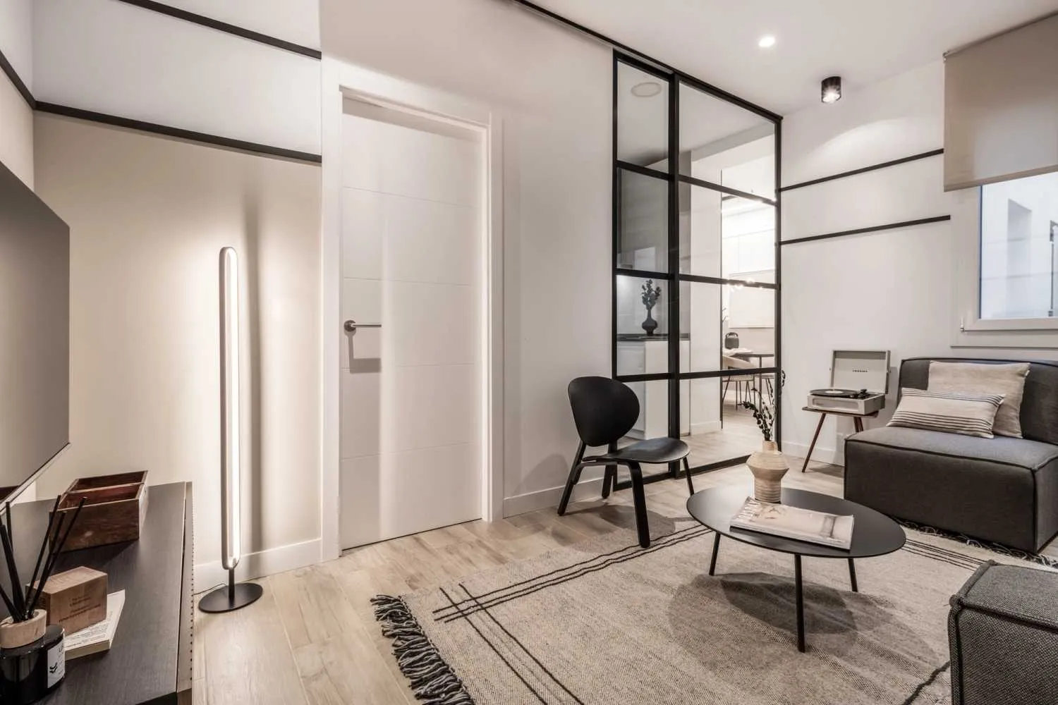 Chic Madrid Flat With Gigabit Internet & Ergonomic Workspace For Remote Professionals #5