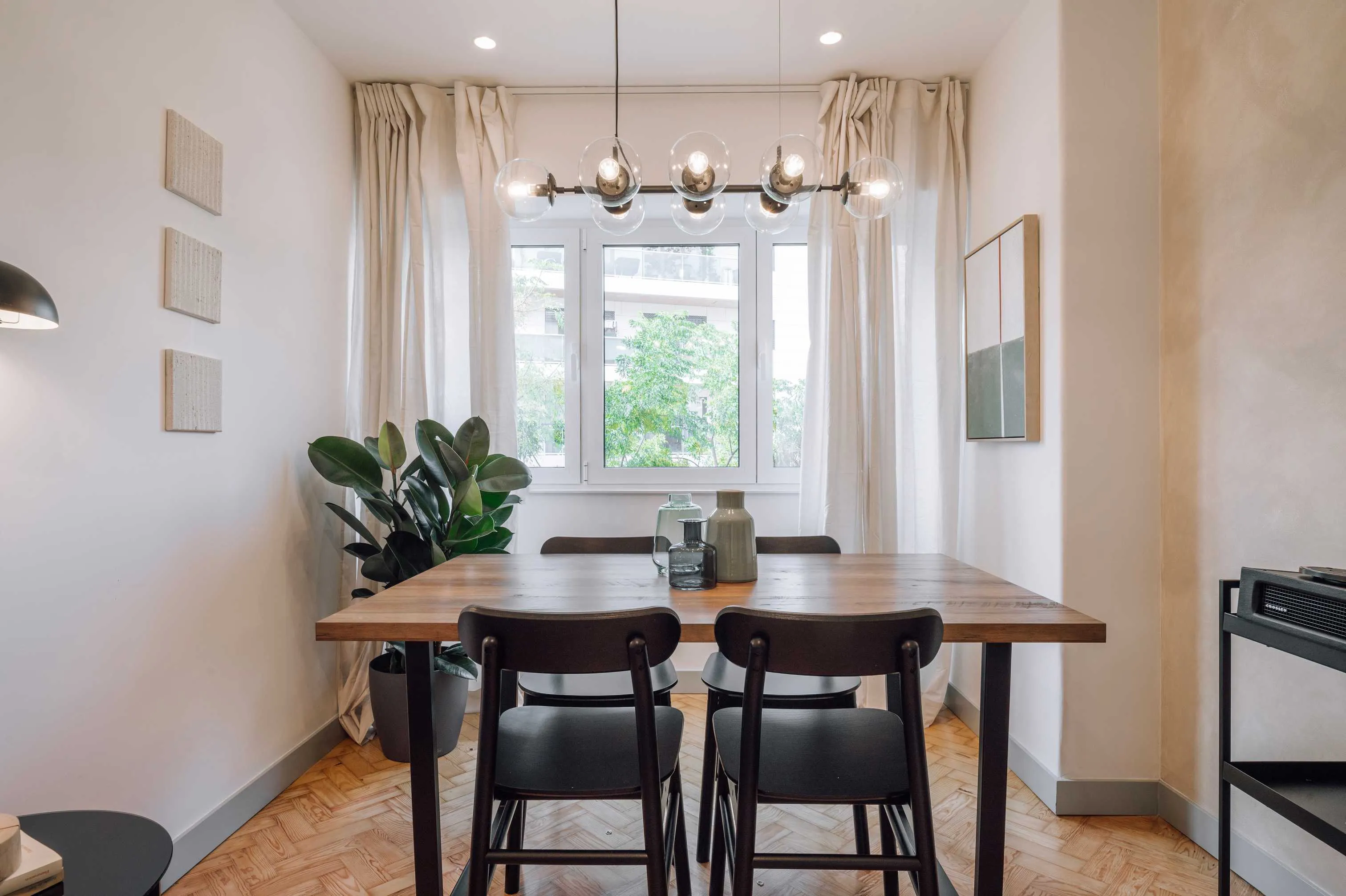 Modern Lisbon Flat With Ultra-fast Wifi And Ergonomic Home Office Setup #3