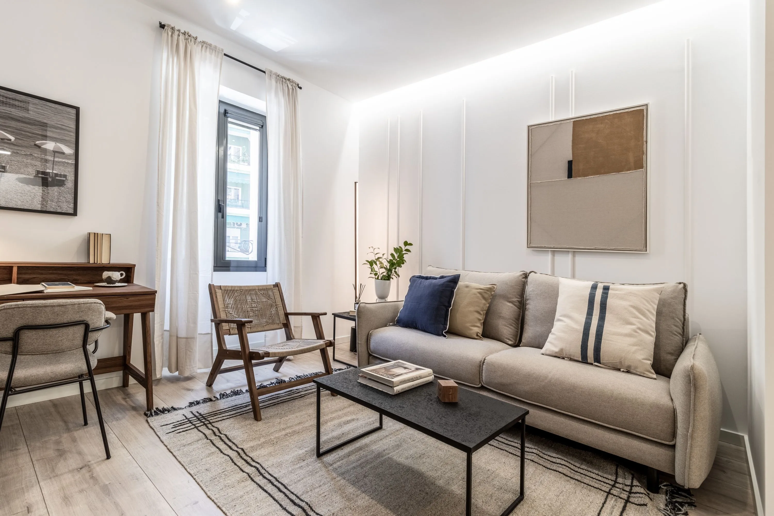 Contemporary Madrid Flat With High-speed Fiber & Pro Work Setup For Digital Nomads #2