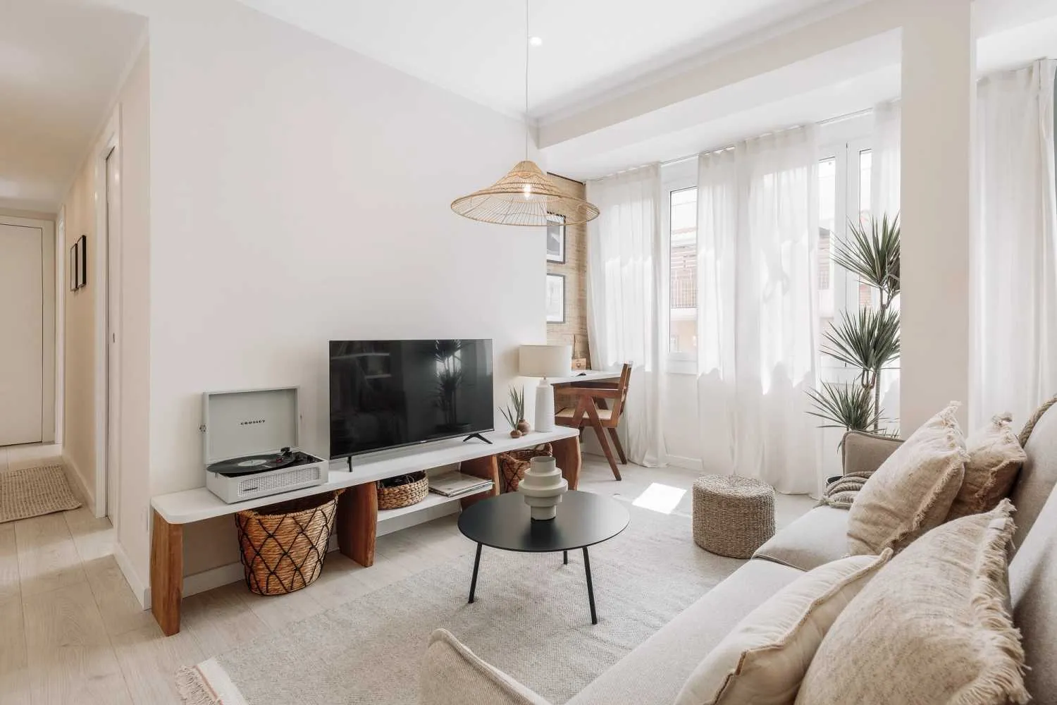 Modern 2-bed Barcelona Flat With Gigabit Internet & Professional Home Office Setup #3