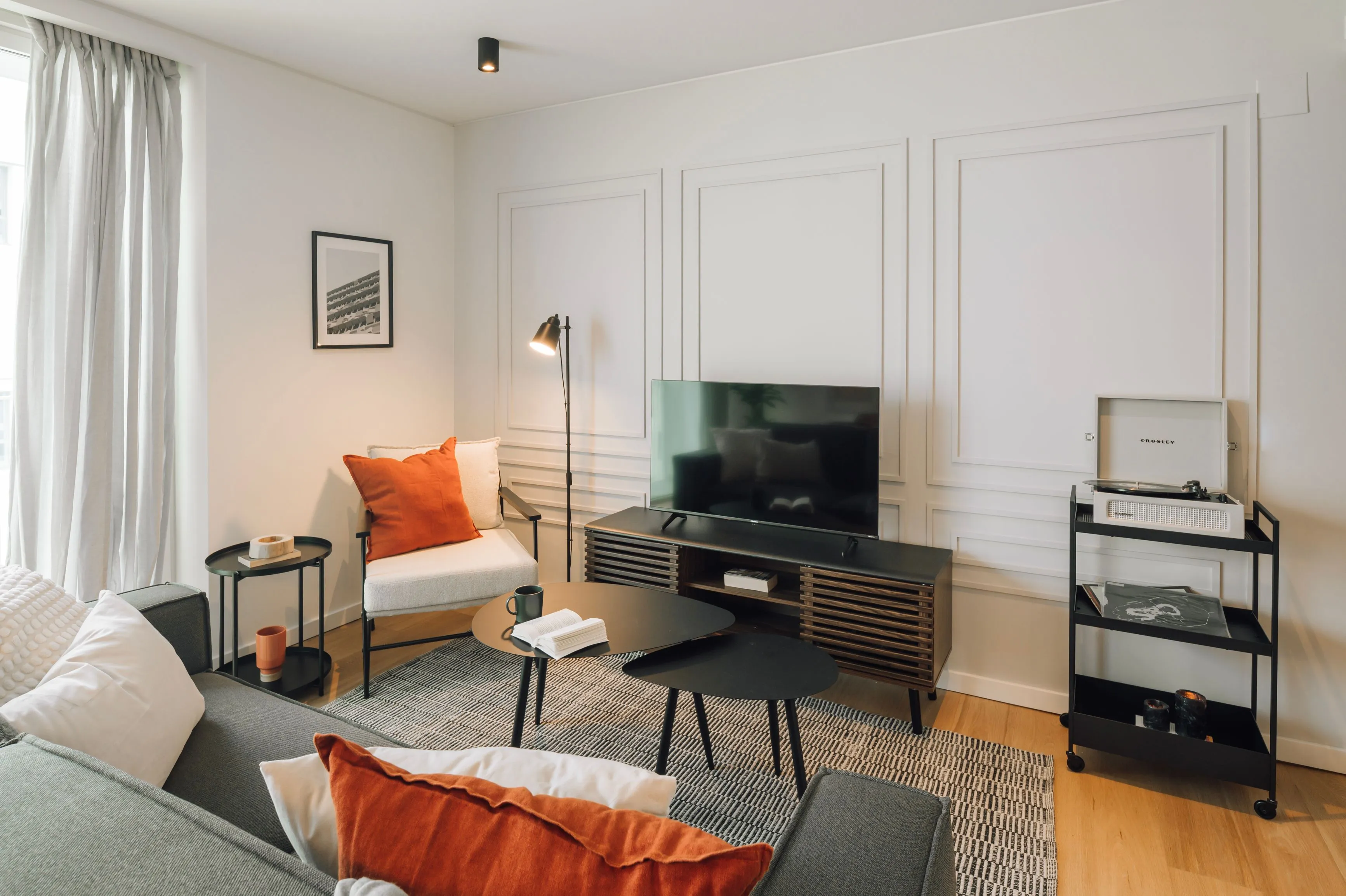 Refined Lisbon Flat With Gigabit Internet & Pro Workspace For Digital Nomads #2