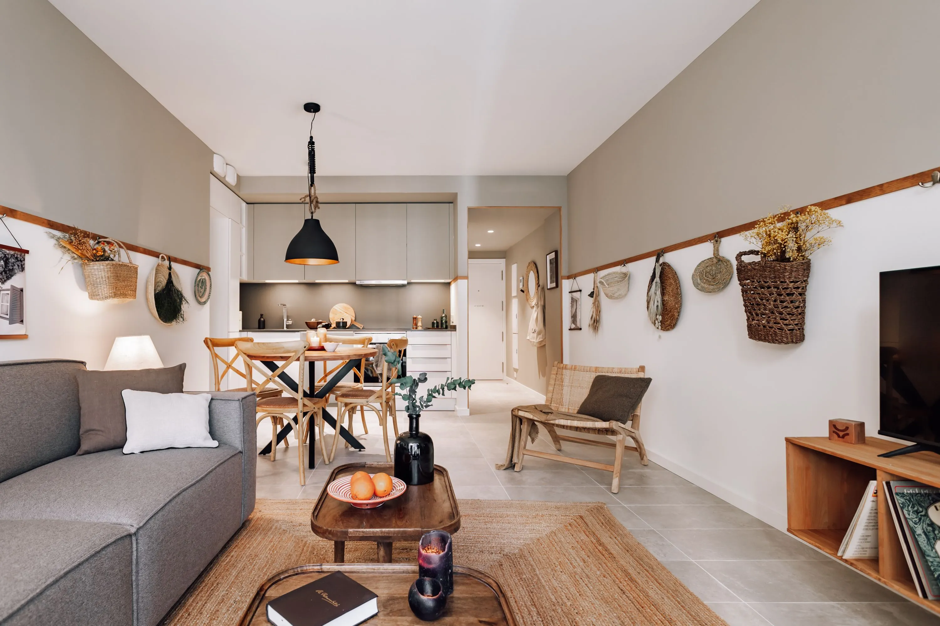 Elegant 58m2 Barcelona Flat With Pro Workstation & High-speed Internet For Remote Professionals #4