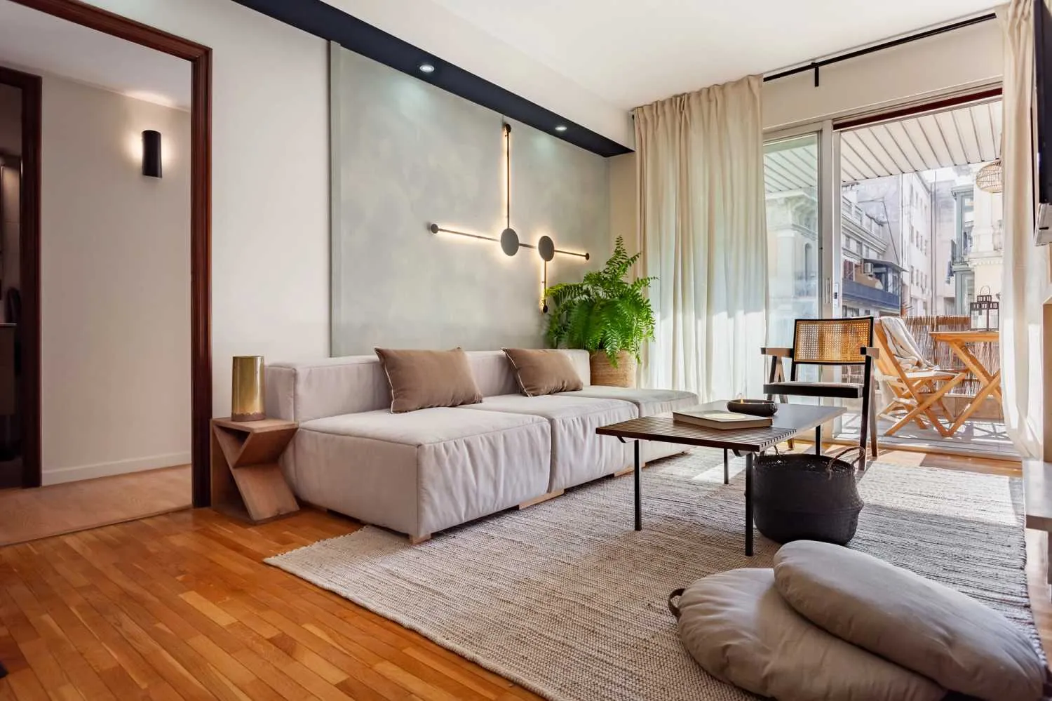 Contemporary 3-bed Barcelona Flat With High-speed Internet & Podcast-ready Workspace #2