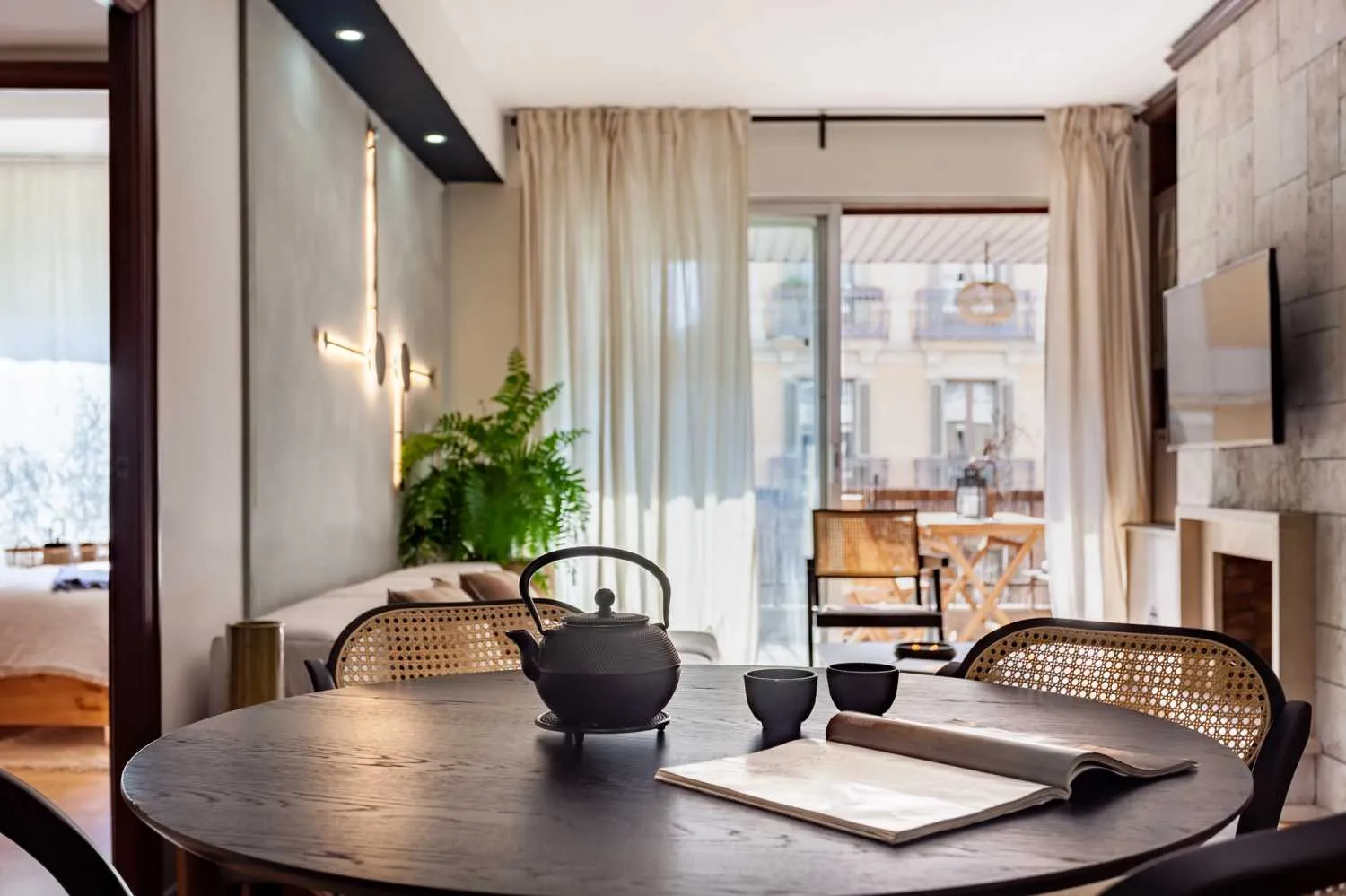 Contemporary 3-bed Barcelona Flat With High-speed Internet & Podcast-ready Workspace #4