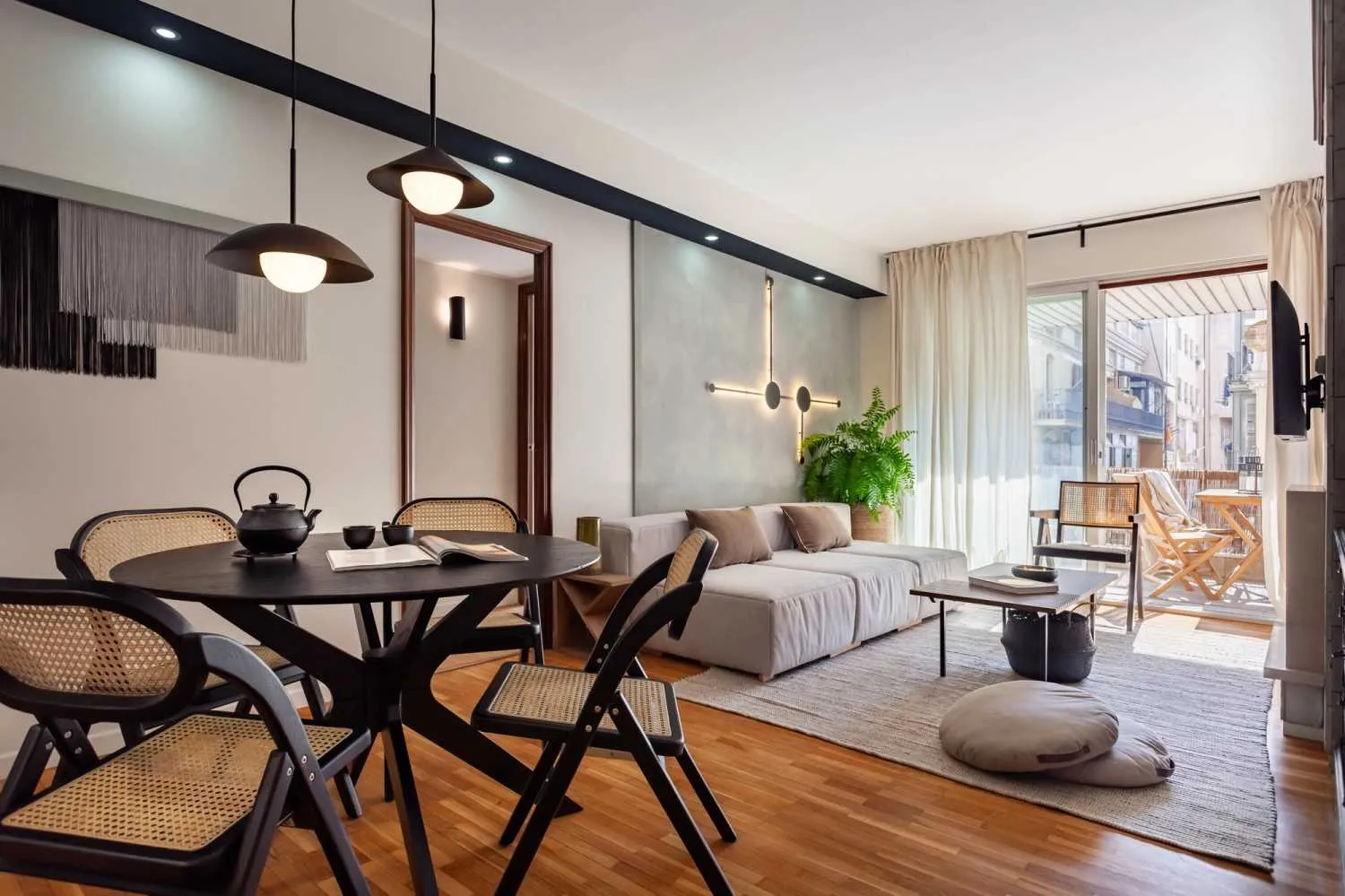 Contemporary 3-bed Barcelona Flat With High-speed Internet & Podcast-ready Workspace #3