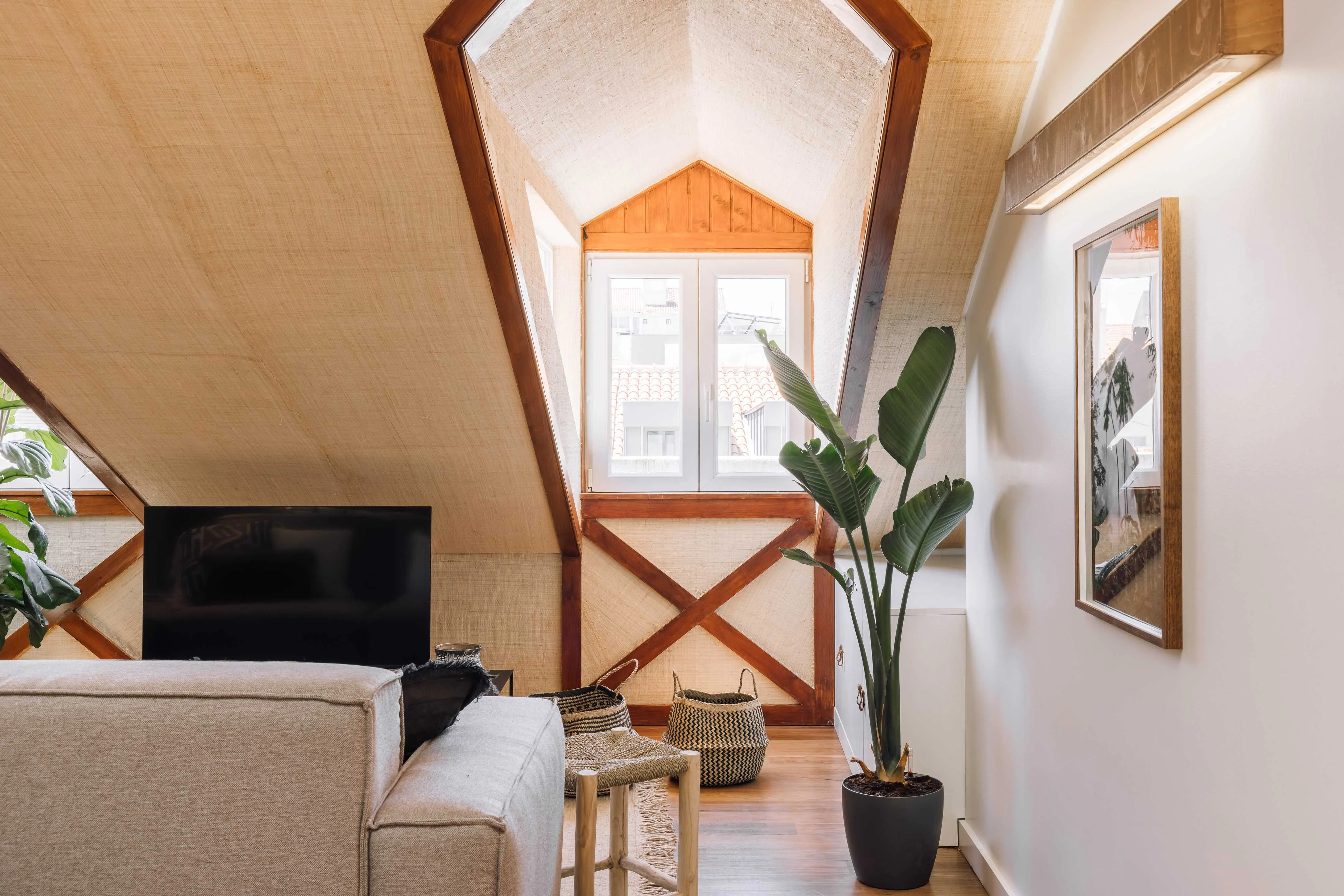 Premium Lisbon Flat With High-speed Fiber & Pro Home Office Setup For Remote Work #4