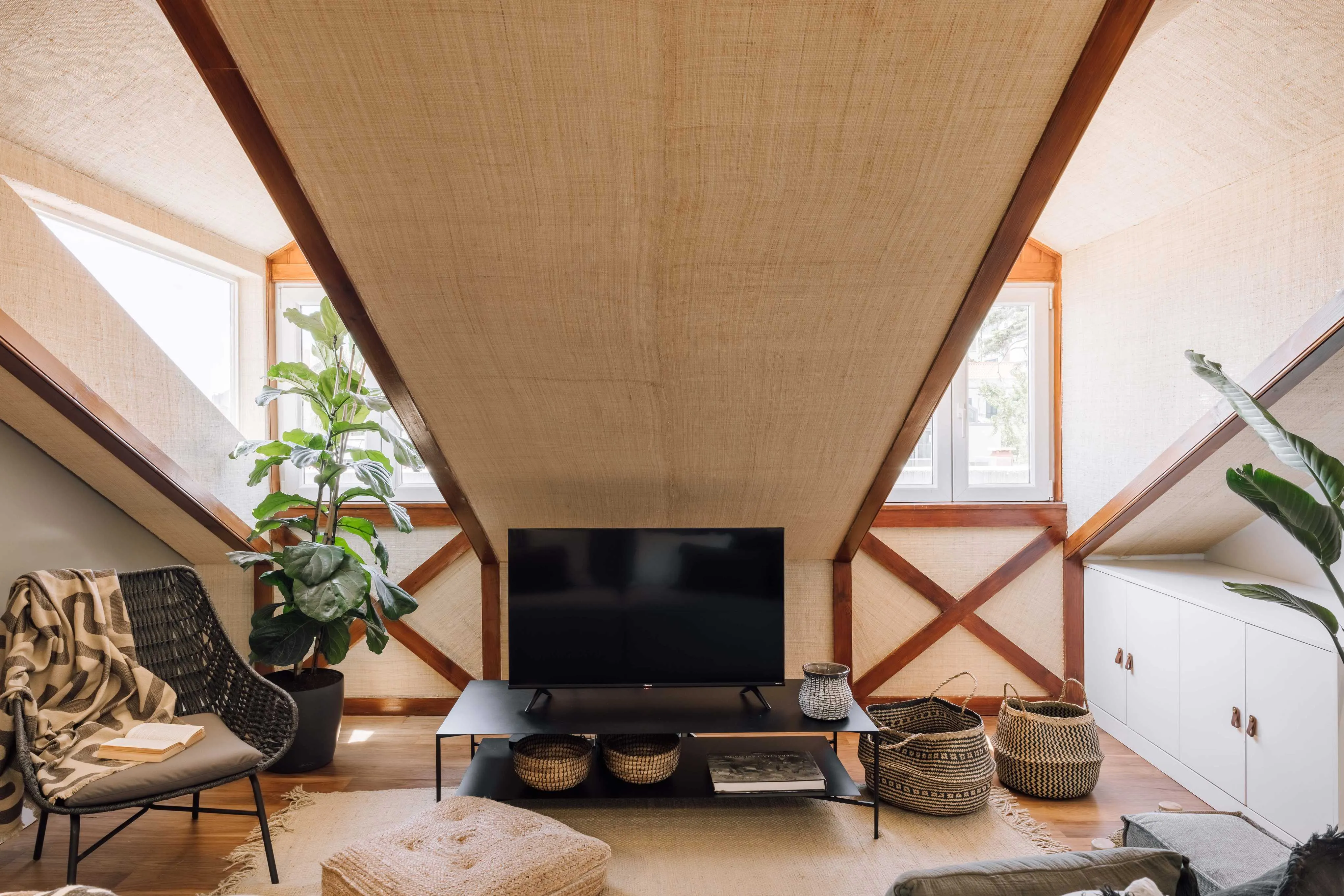 Premium Lisbon Flat With High-speed Fiber & Pro Home Office Setup For Remote Work #5