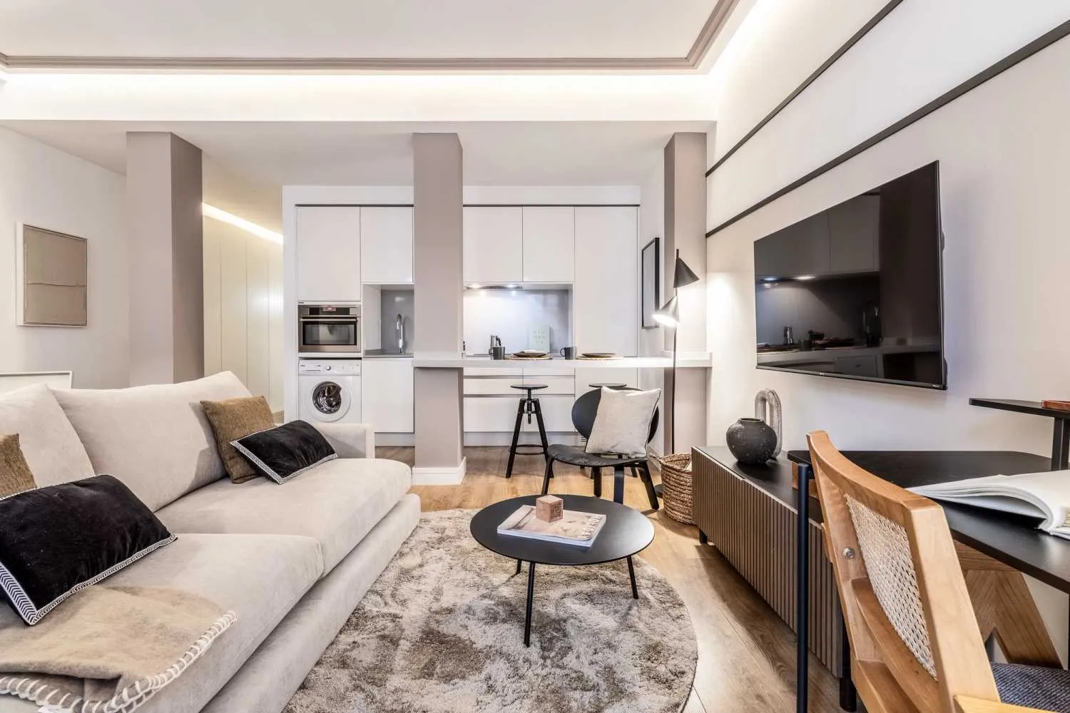 Elegant Madrid Apartment With Gigabit Internet & Pro Home Office Setup For Remote Work #3
