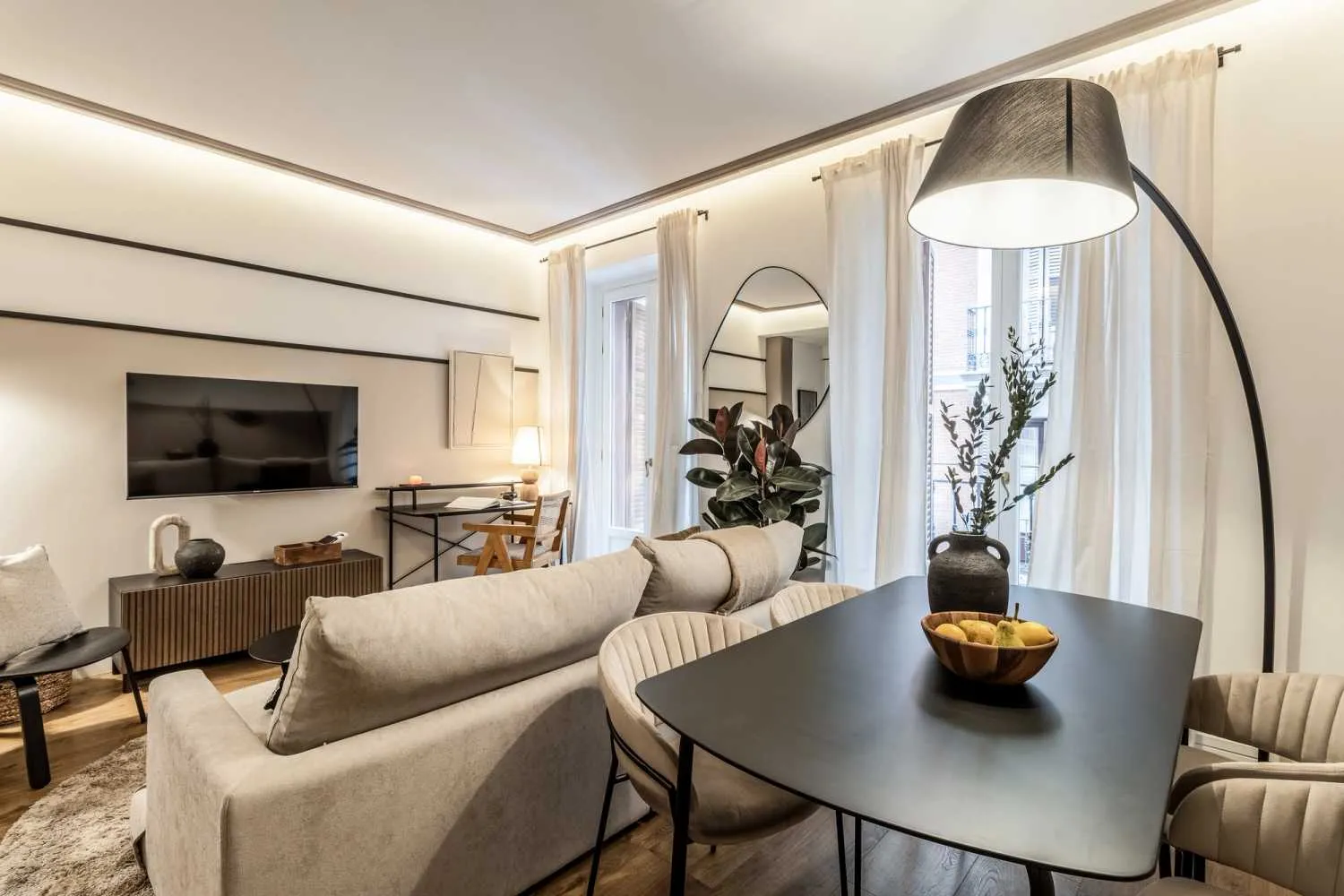 Elegant Madrid Apartment With Gigabit Internet & Pro Home Office Setup For Remote Work #2