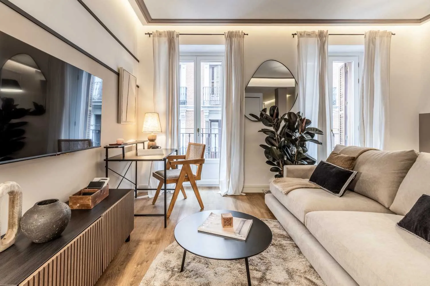 Elegant Madrid Apartment With Gigabit Internet & Pro Home Office Setup For Remote Work #4