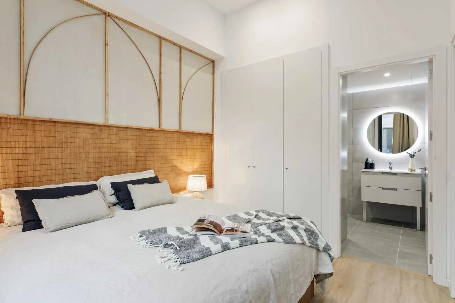 Sleek 2br Flat With Ultra-fast Wifi And Home Office Setup In Barcelona #4