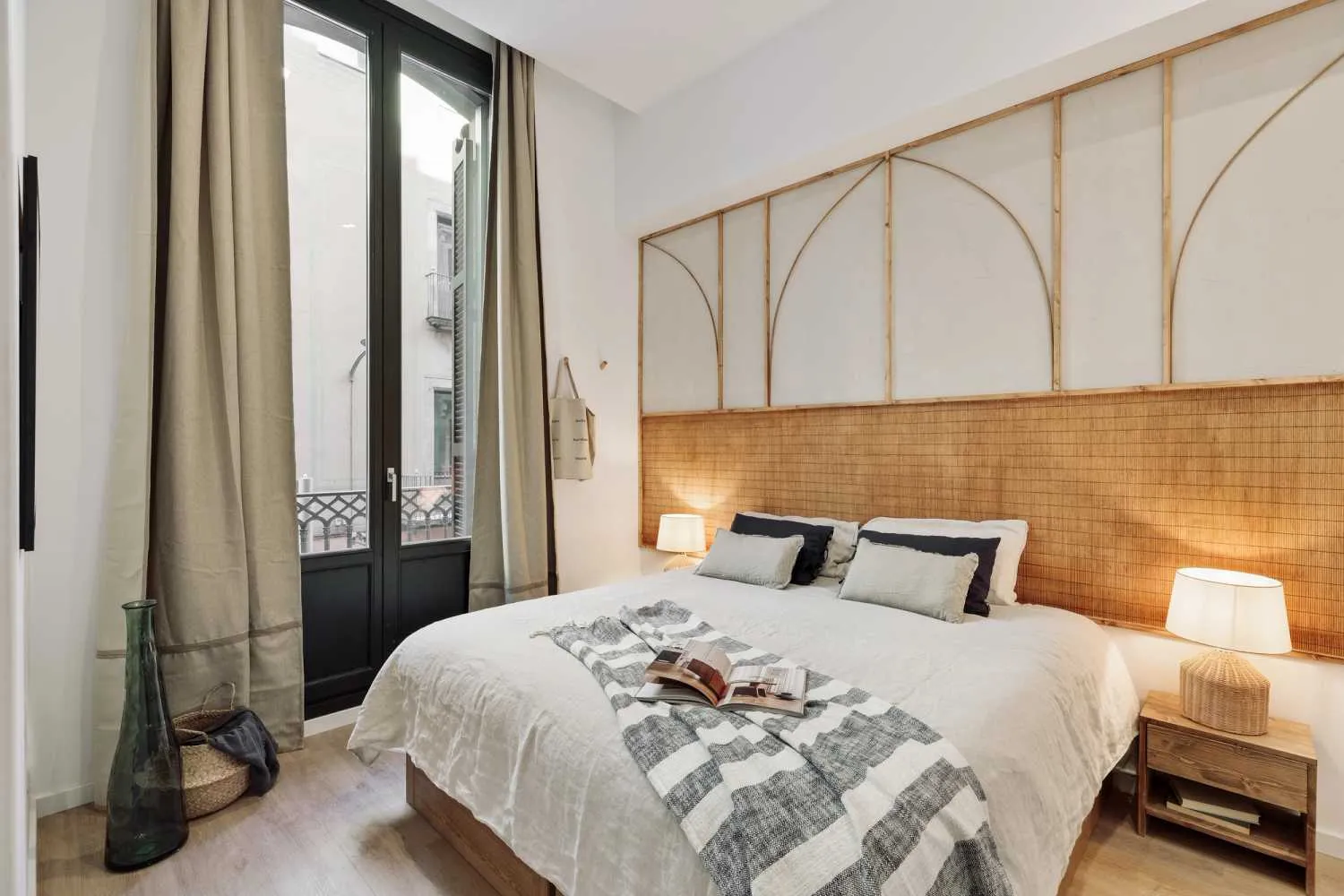 Sleek 2br Flat With Ultra-fast Wifi And Home Office Setup In Barcelona #2