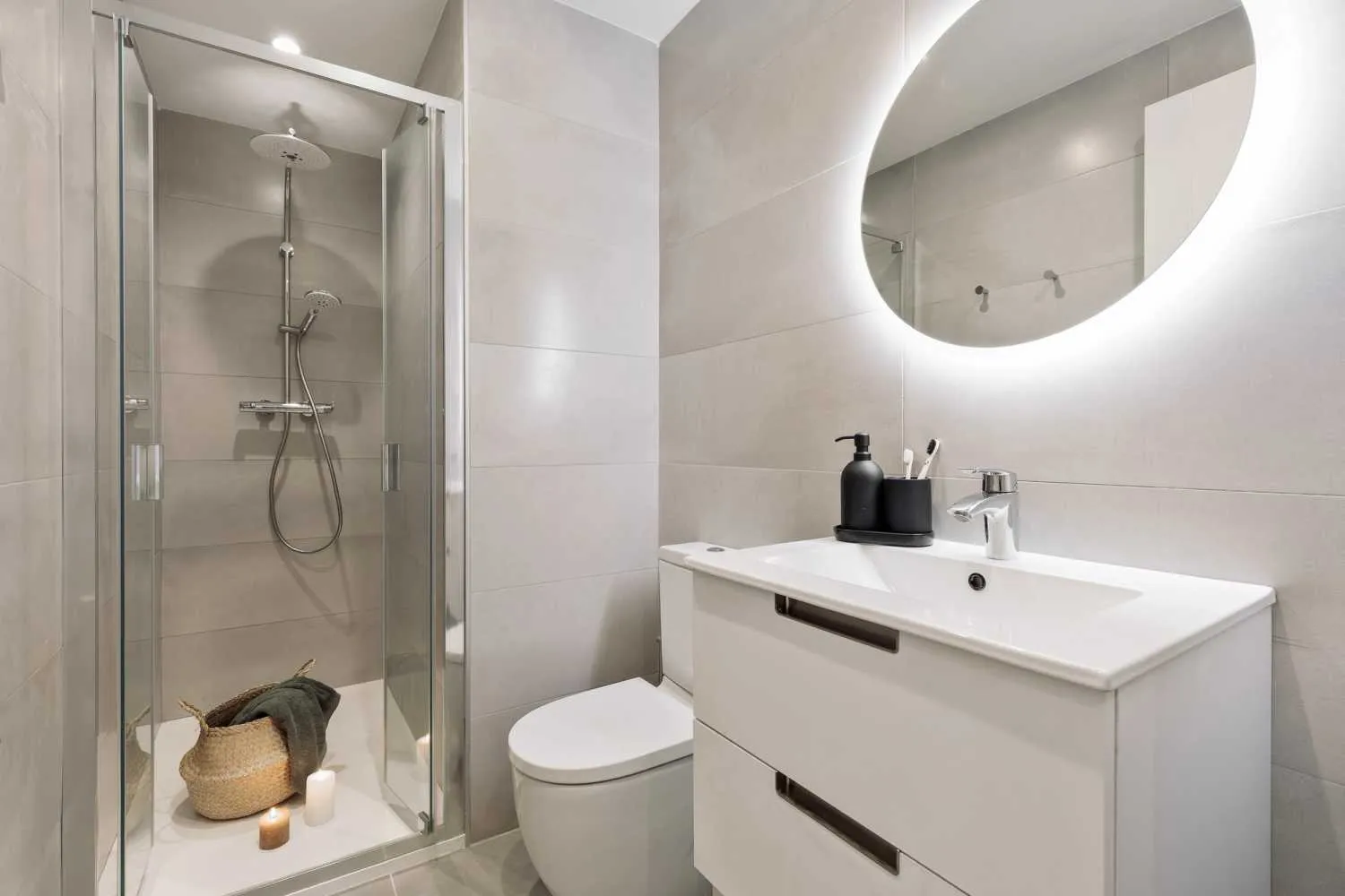 Sleek 2br Flat With Ultra-fast Wifi And Home Office Setup In Barcelona #5