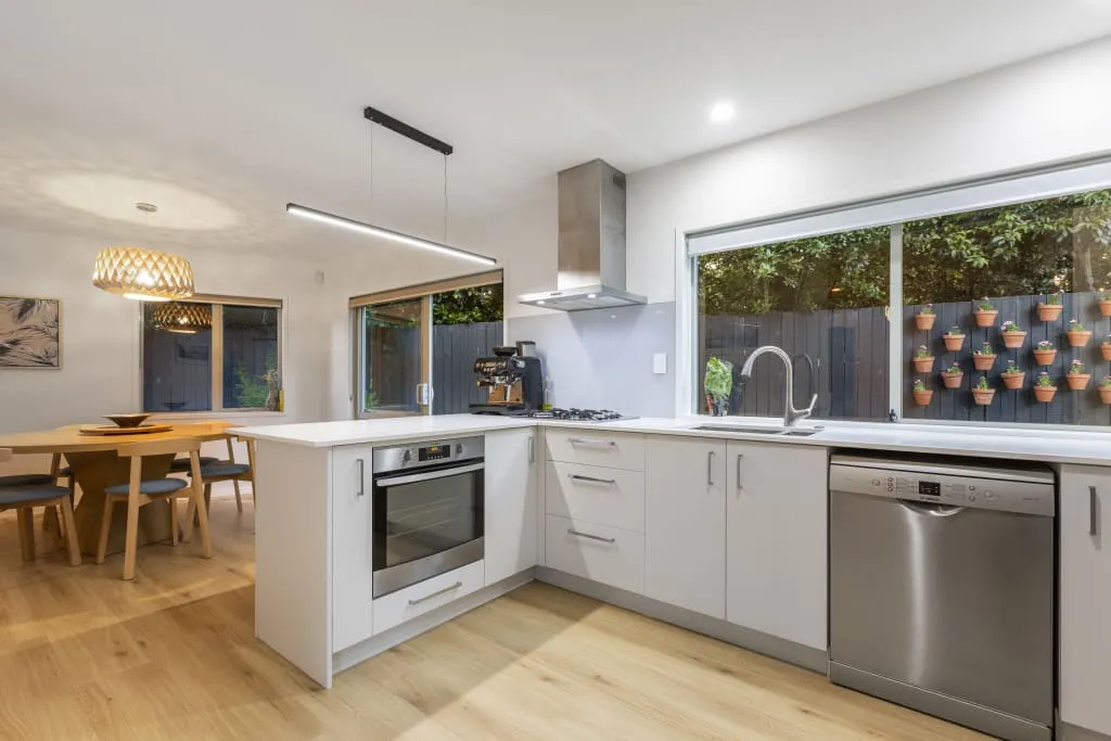 Stylish 3-br Auckland Flat With Dedicated Home Office And Efficient Layout #2
