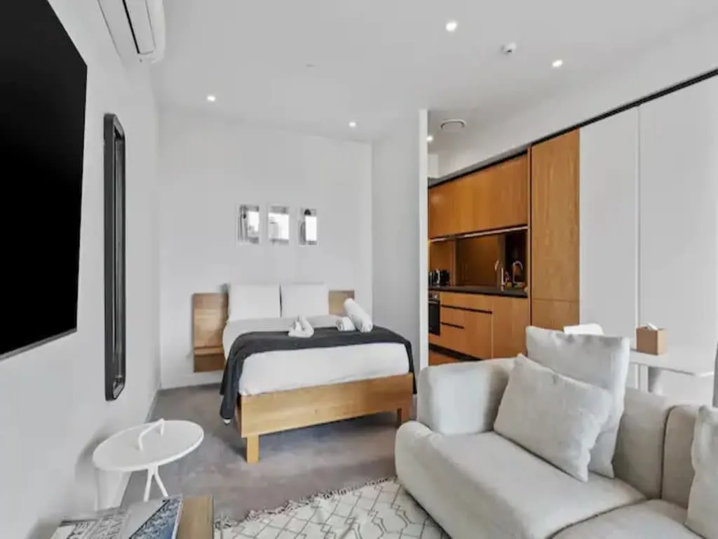 Sophisticated Compact Studio - Work-ready Desk & Fast Wifi In Wynyard Quarter, Auckland #5