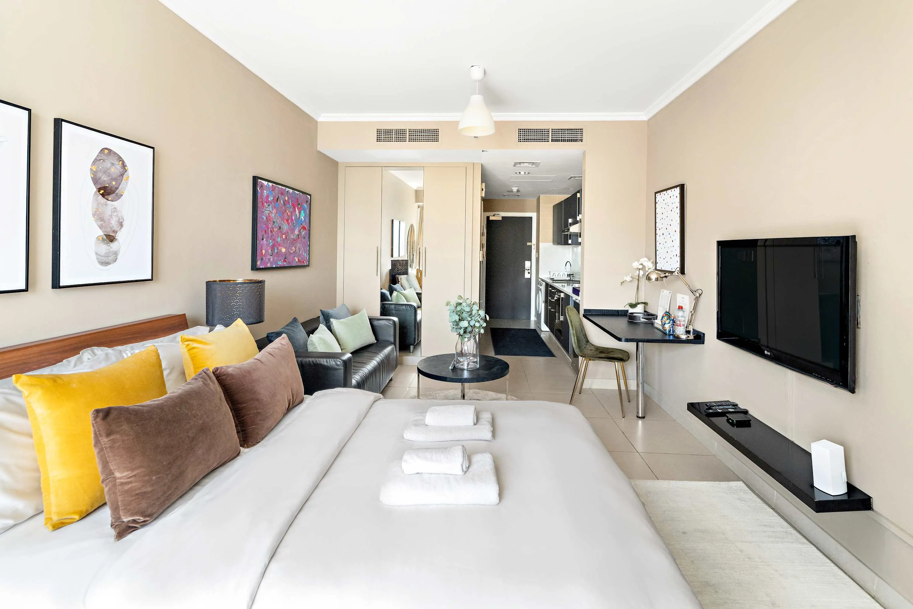 Sophisticated 35m2 Dubai Design Studio With A Dedicated Home Office In West Lake District #5