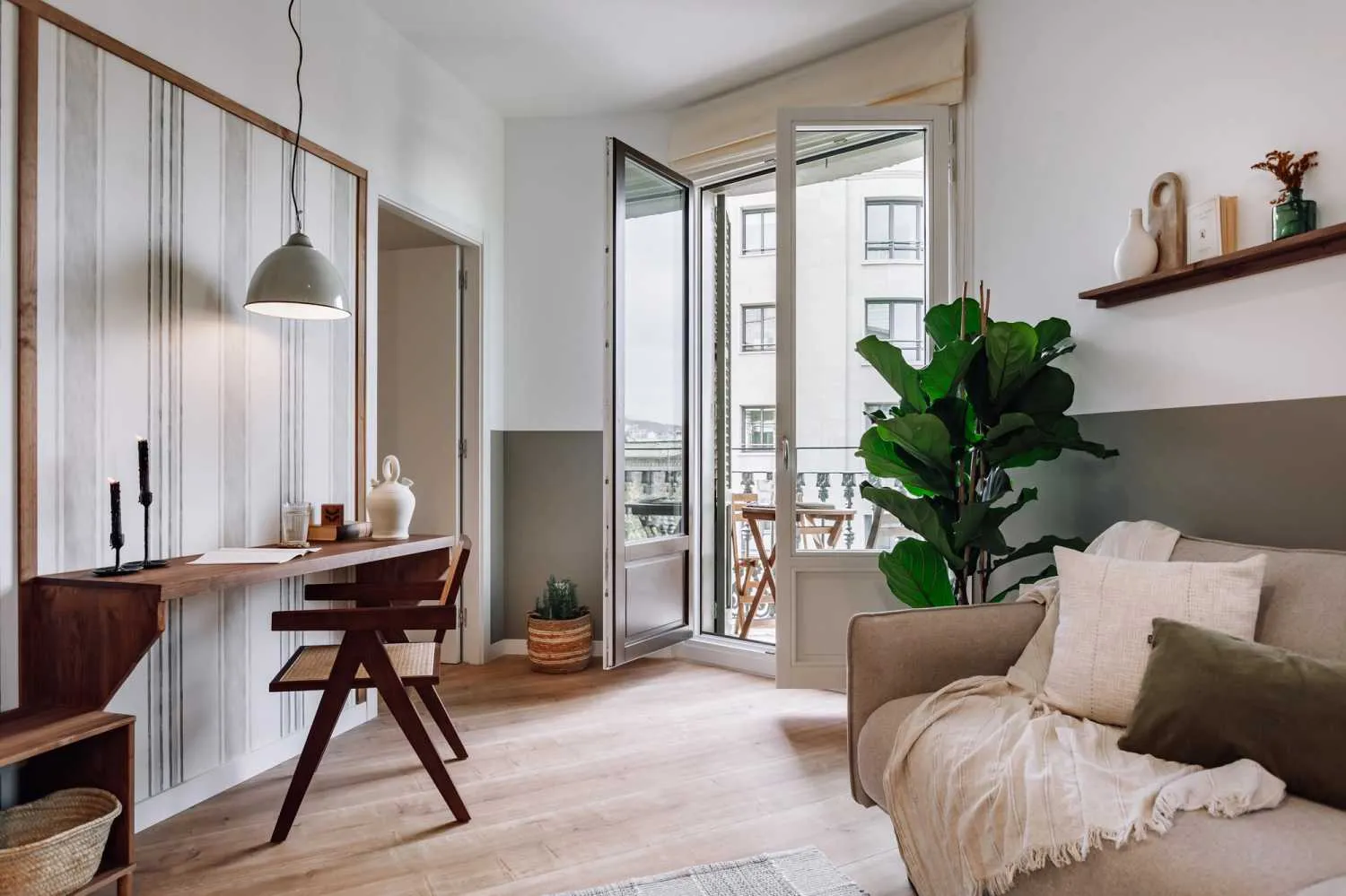 Spacious Barcelona Flat With High-speed Fiber, External Monitors & Modern Kitchen For Remote Work #4