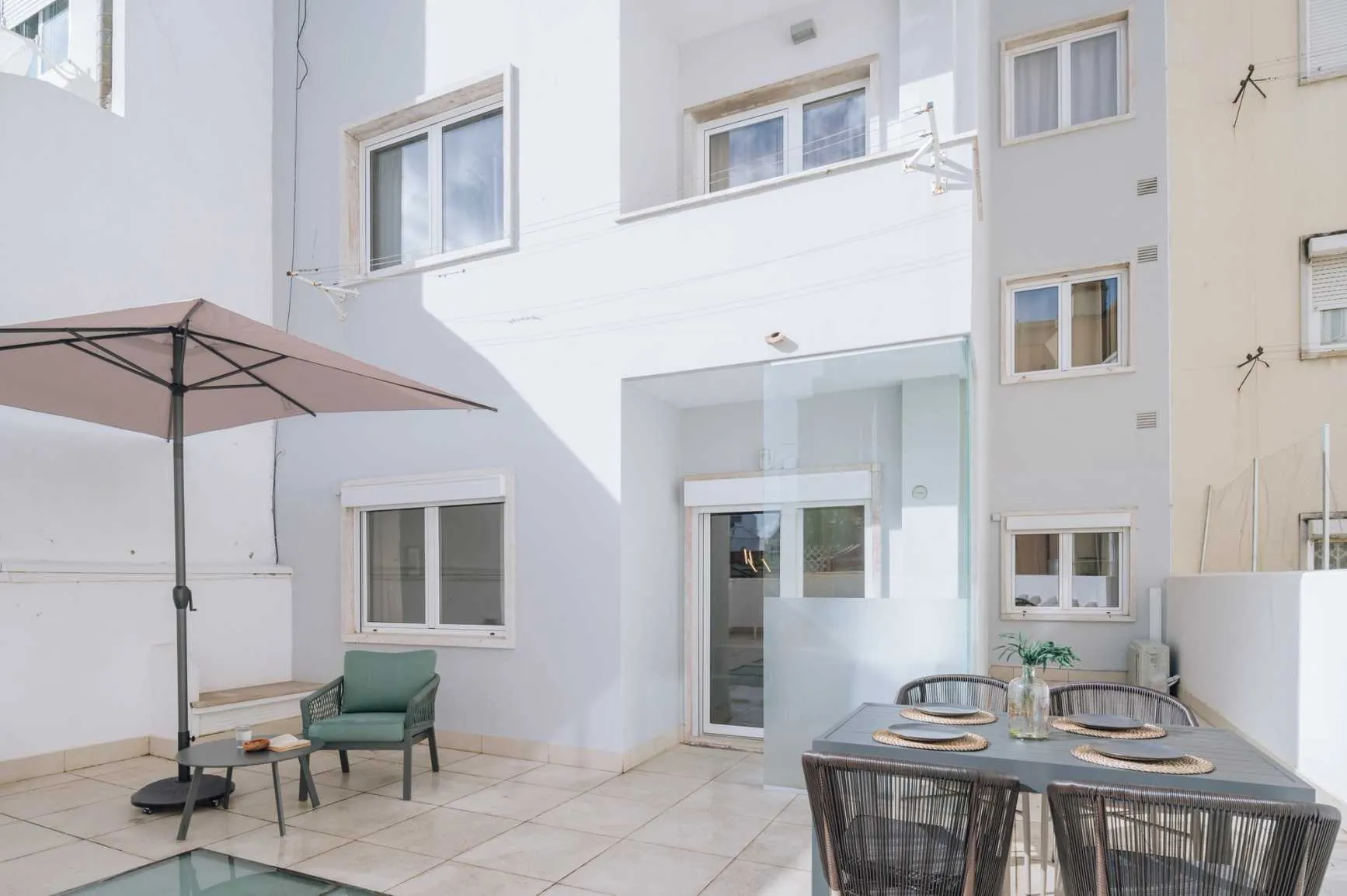 Stylish Lisbon Flat With Ultra-fast Wifi, External Displays, And Pro Workspace Setup #2