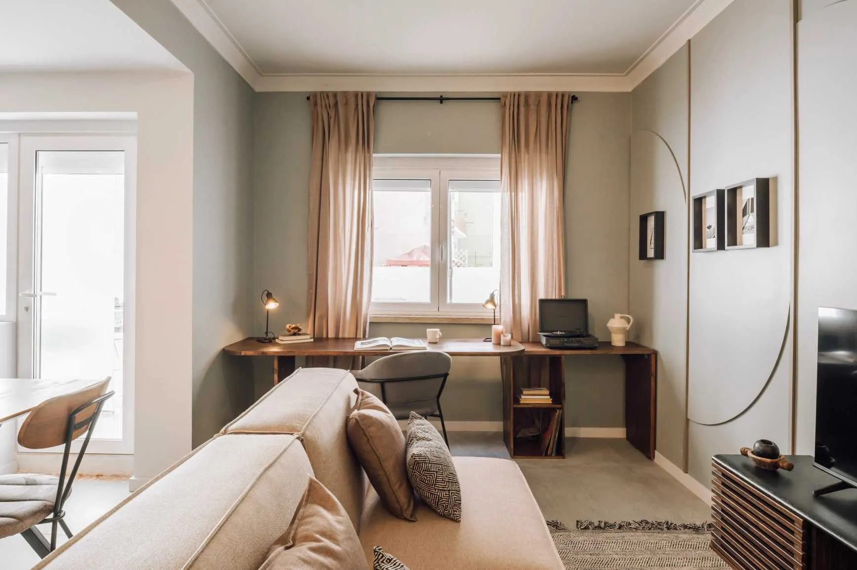 Stylish Lisbon Flat With Ultra-fast Wifi, External Displays, And Pro Workspace Setup #3