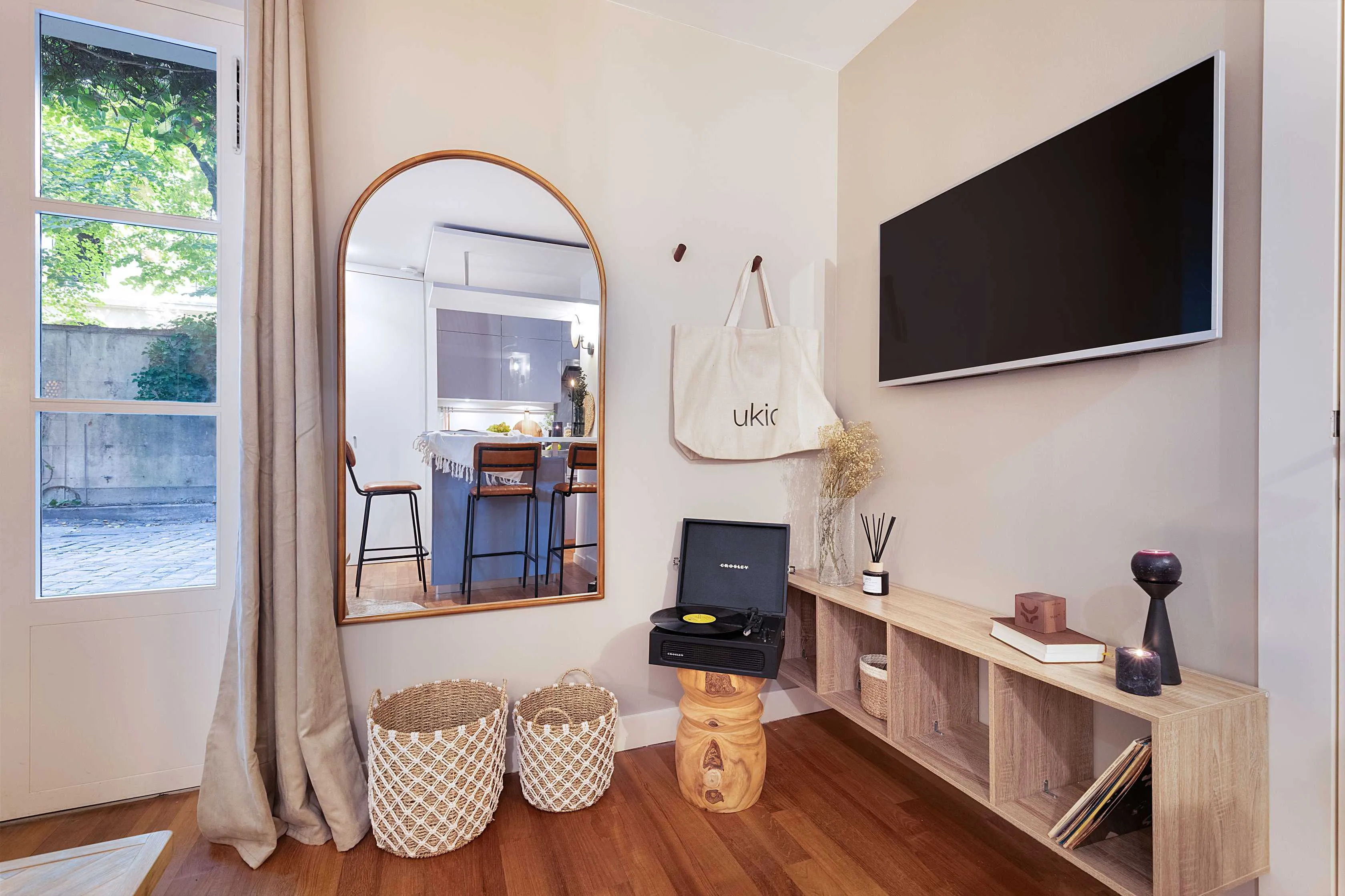 Sophisticated Parisian 42m2 Flat With Gigabit Internet, Dual Monitors & Pro Workspace #3