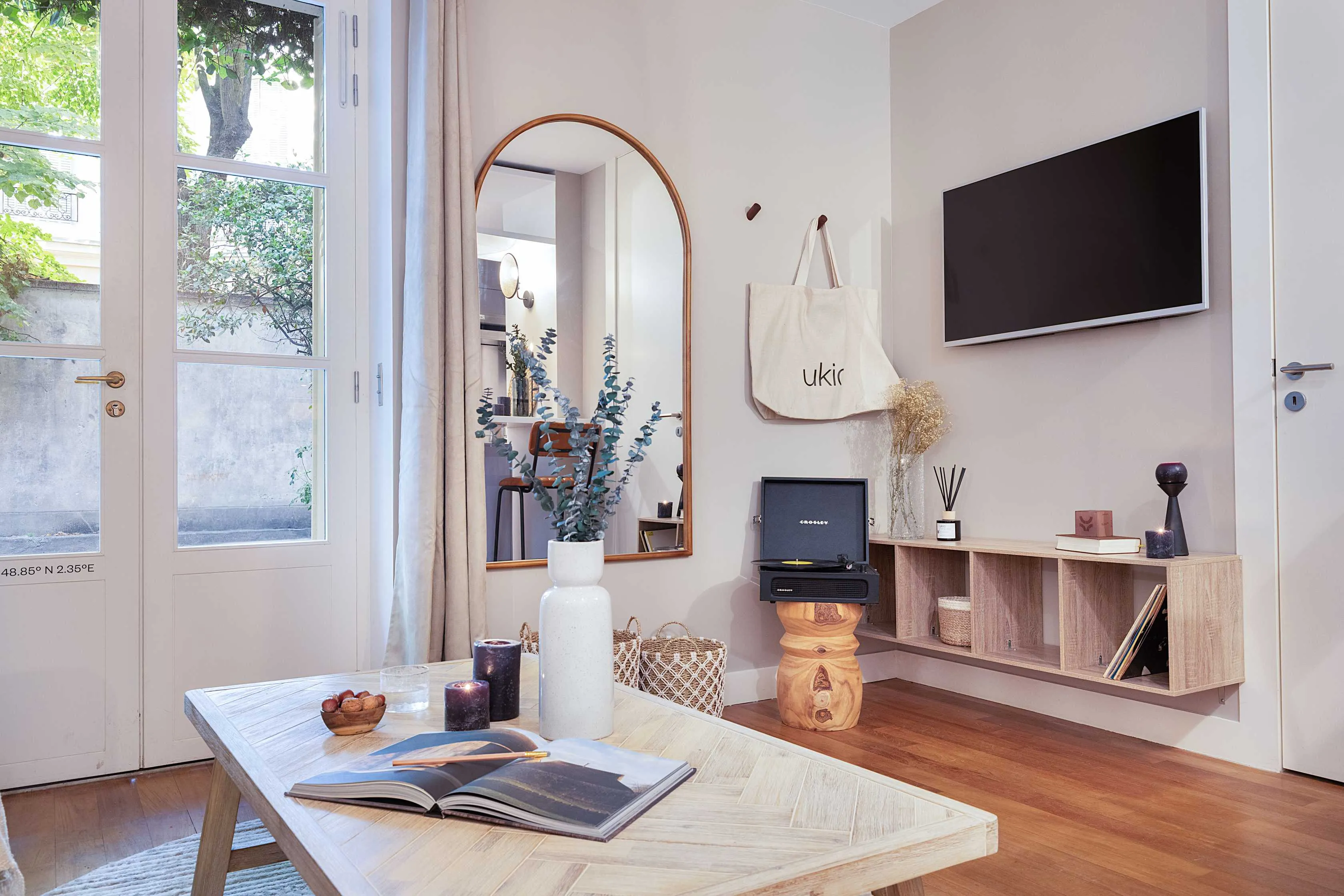 Sophisticated Parisian 42m2 Flat With Gigabit Internet, Dual Monitors & Pro Workspace #4