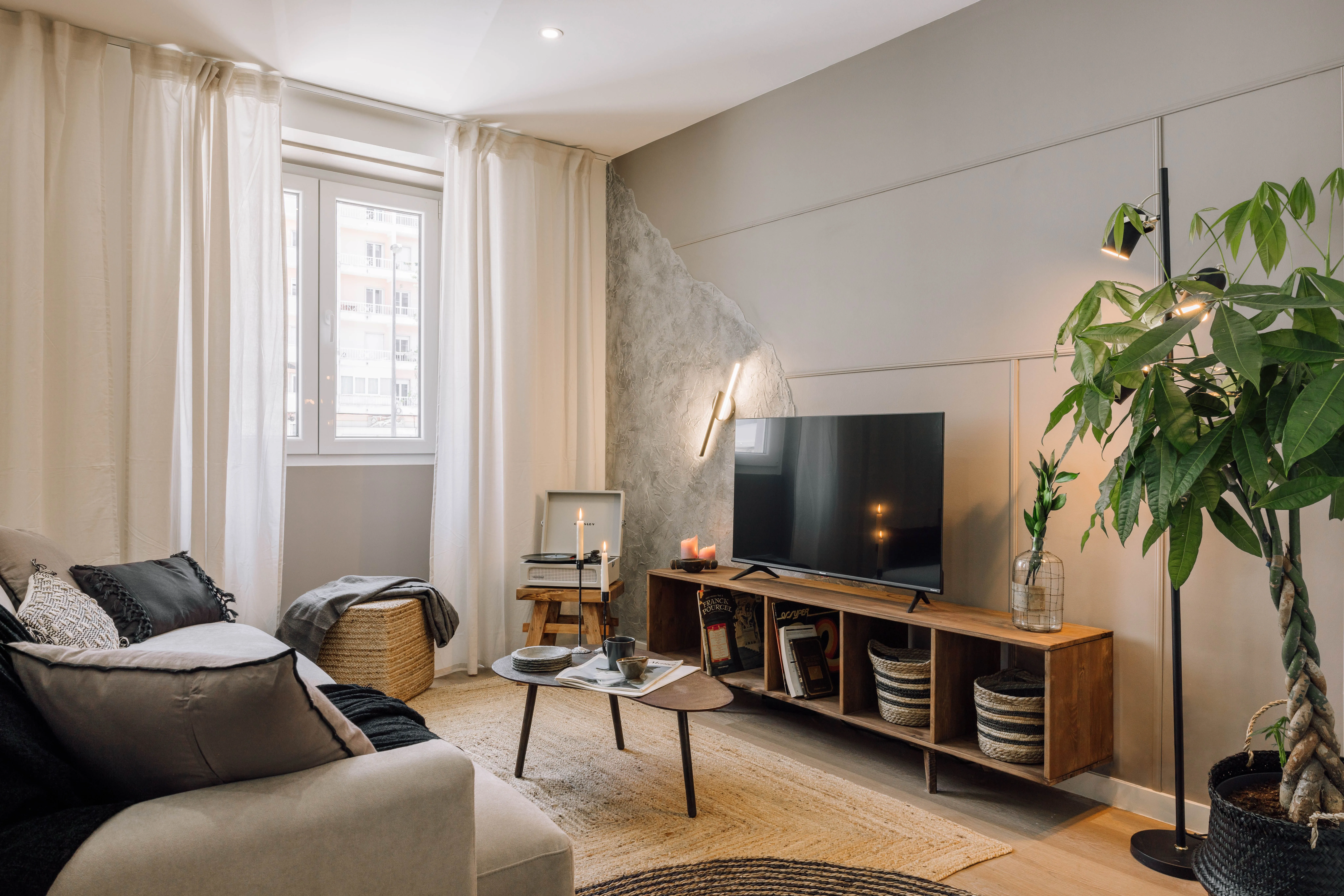 Modern Lisbon Apartment With High-speed Fiber And Professional Home Office Setup #3