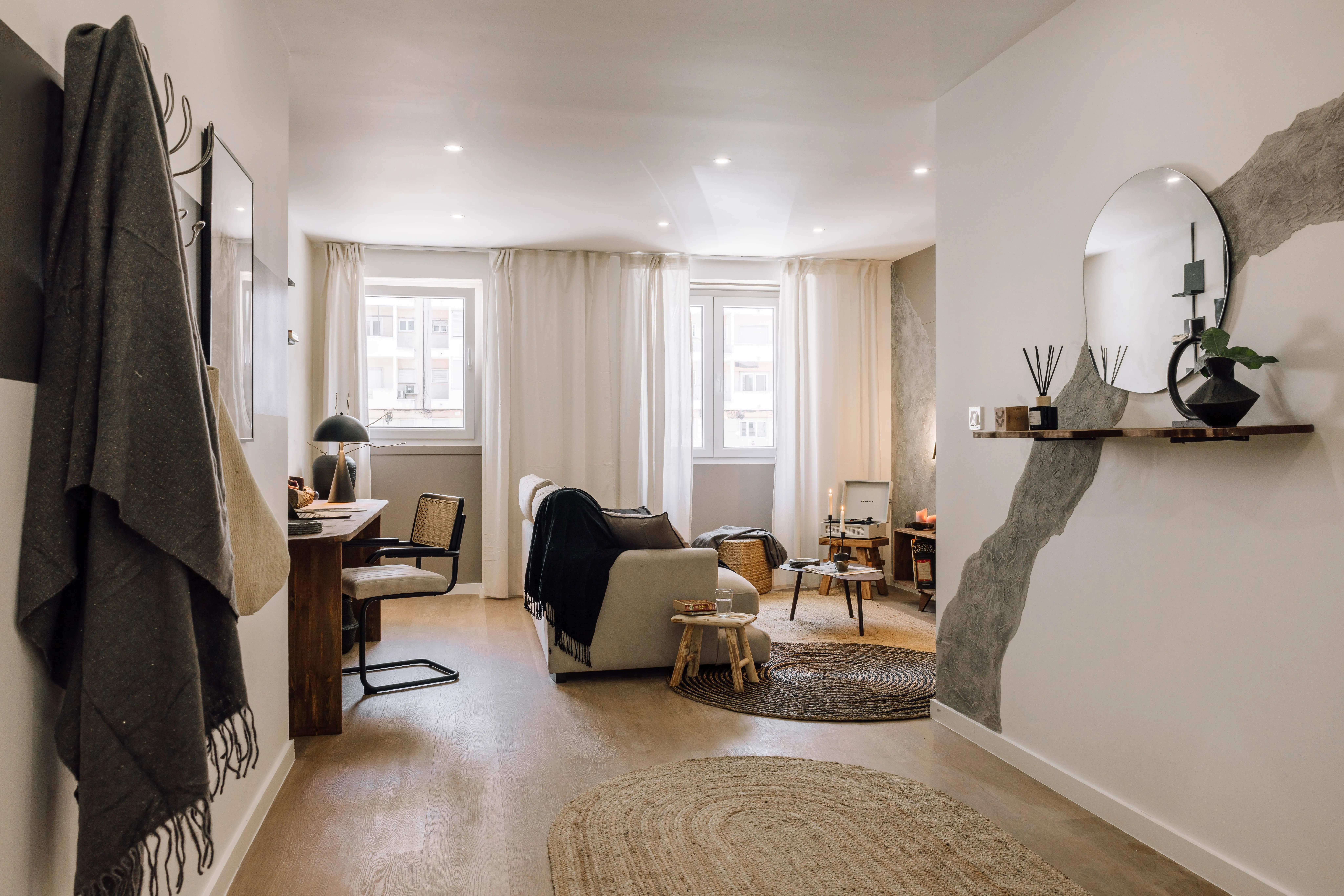 Modern Lisbon Apartment With High-speed Fiber And Professional Home Office Setup #5