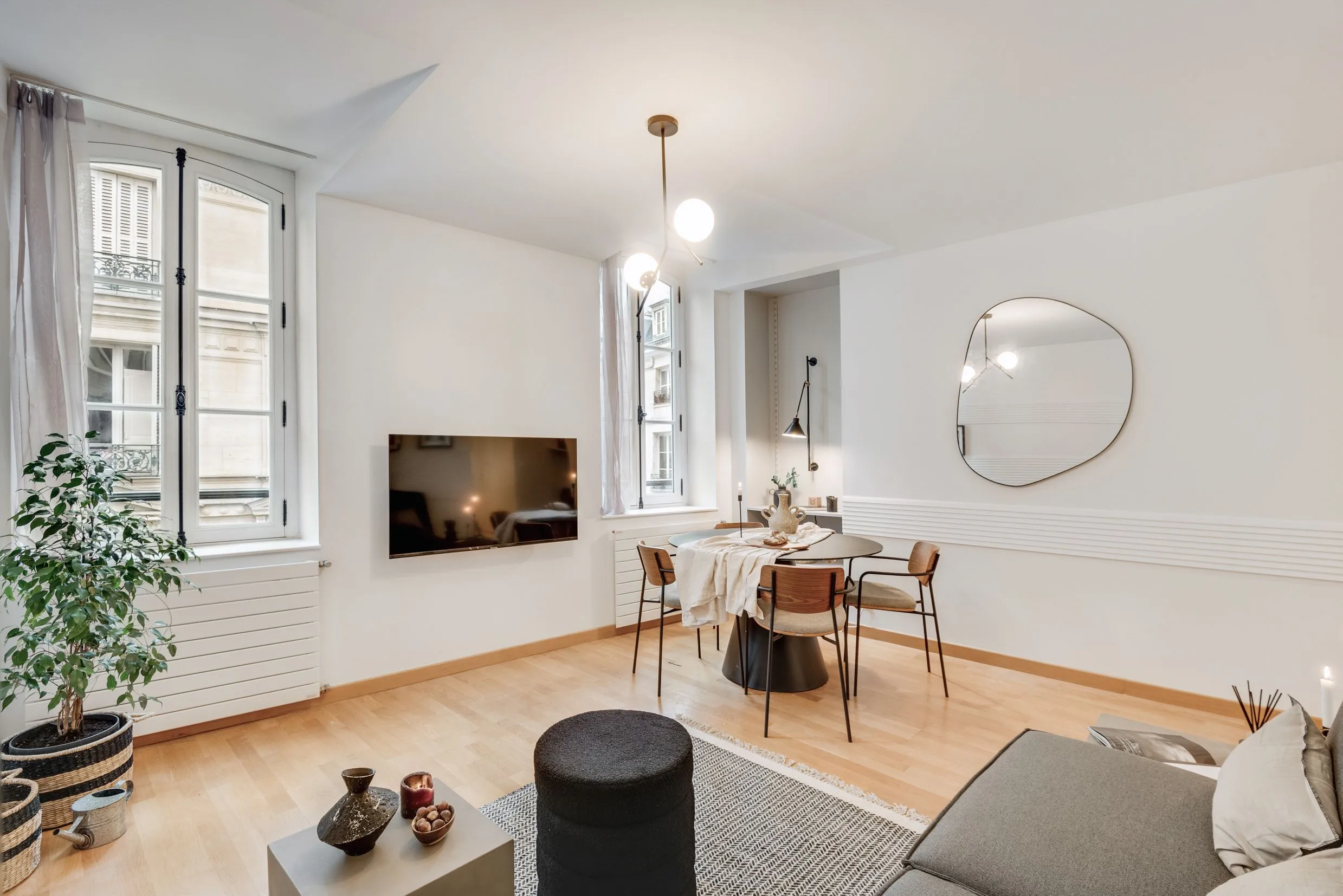 Elegant Paris Flat With Premium Home Office Setup And Gigabit Internet For Remote Work #2