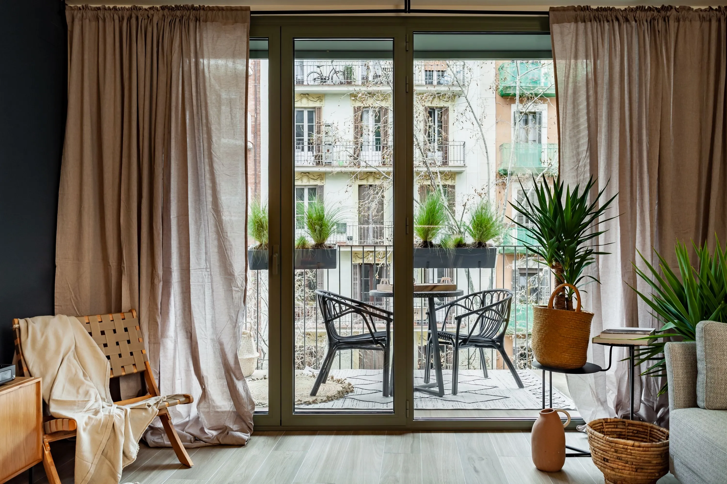 Urban 3-bed Flat With Pro Workspace & Chef's Kitchen For Remote Work In Barcelona #5