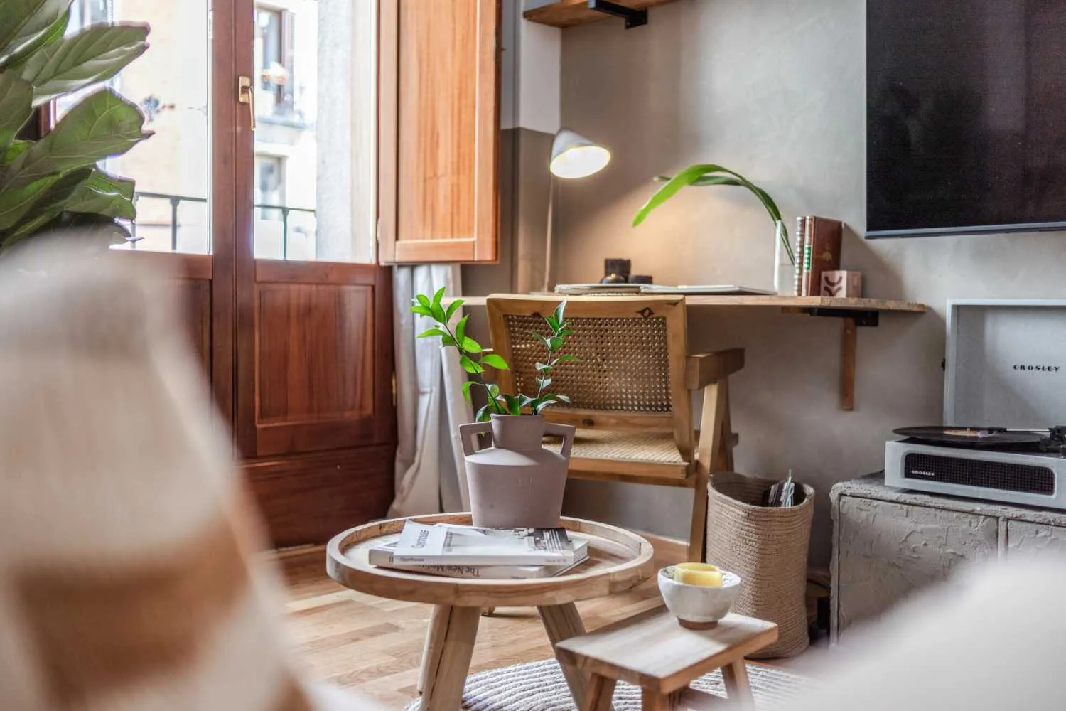 Sophisticated Madrid Flat With Ultra-fast Wifi, Dual Monitors & Modern Kitchen For Remote Work #3