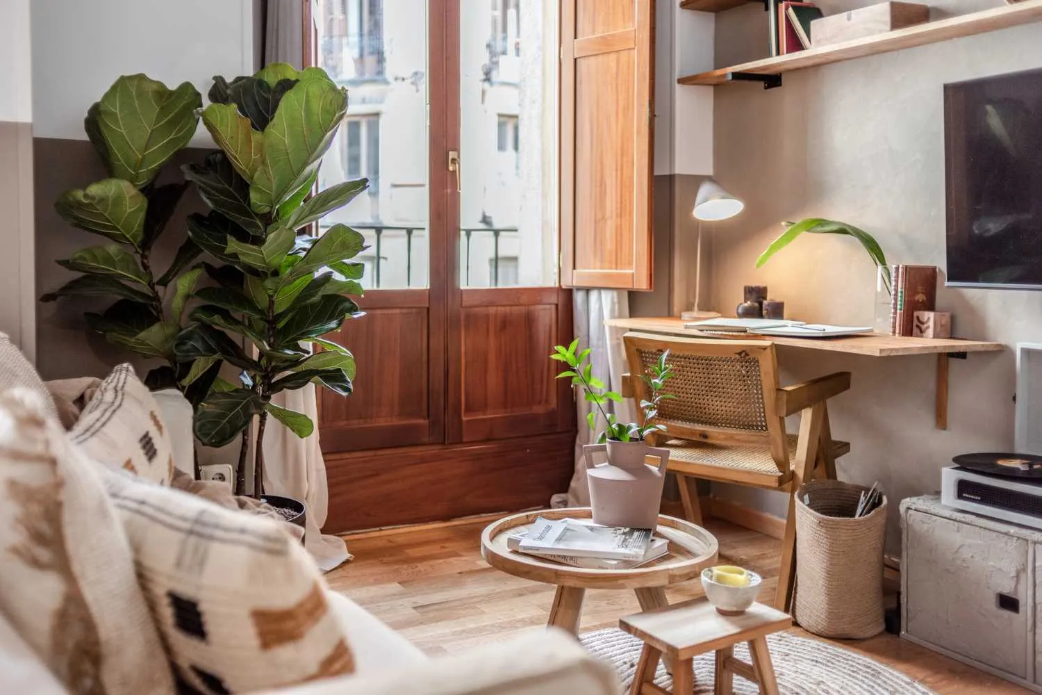 Sophisticated Madrid Flat With Ultra-fast Wifi, Dual Monitors & Modern Kitchen For Remote Work #2
