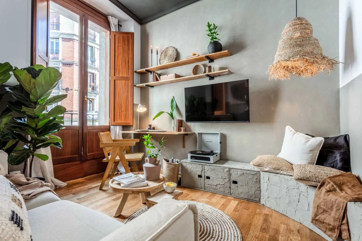 Sophisticated Madrid Flat With Ultra-fast Wifi, Dual Monitors & Modern Kitchen For Remote Work #4