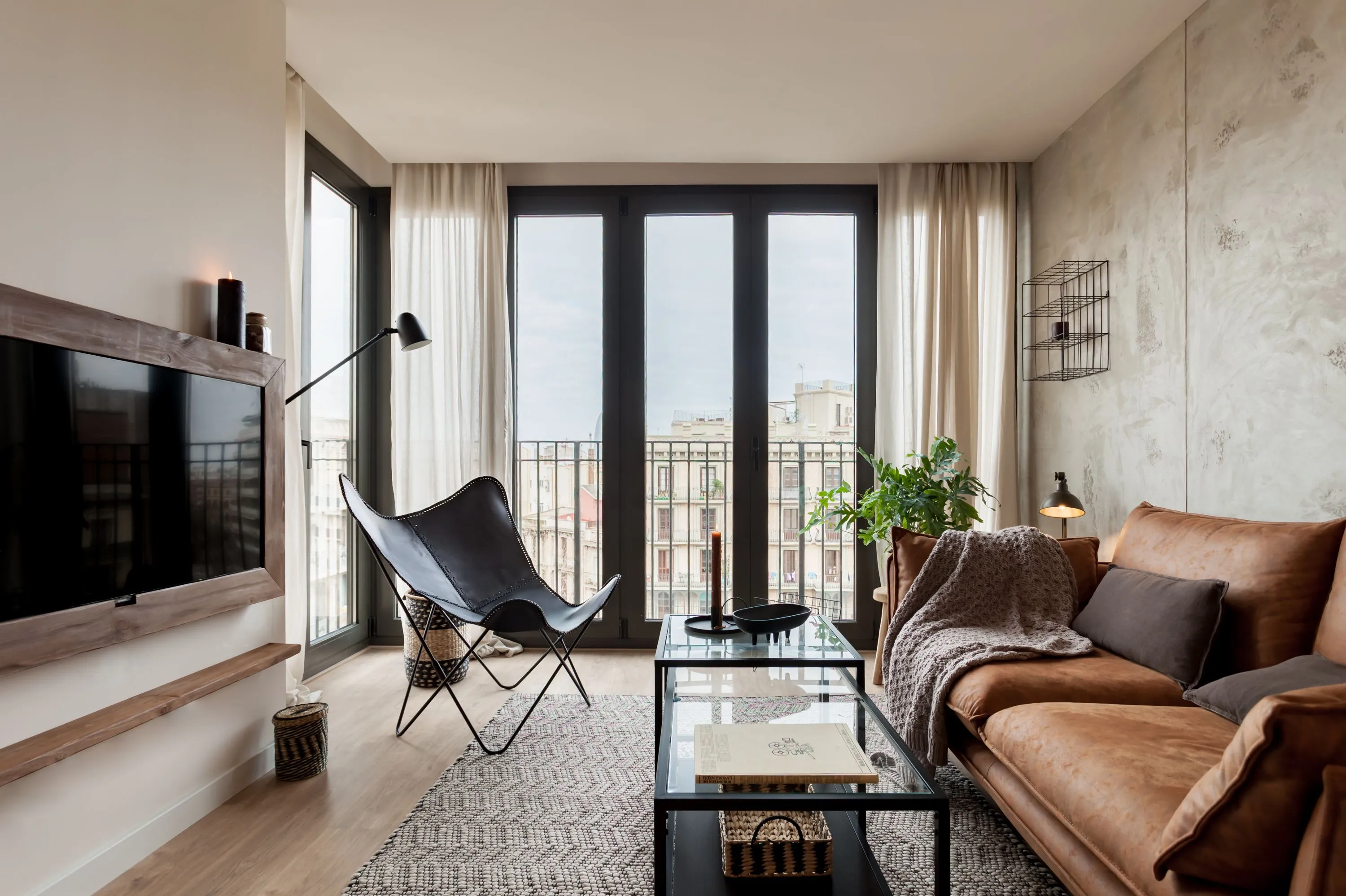 Airy Barcelona Flat With Ultra-fast Wifi & Pro Home Office Setup #2