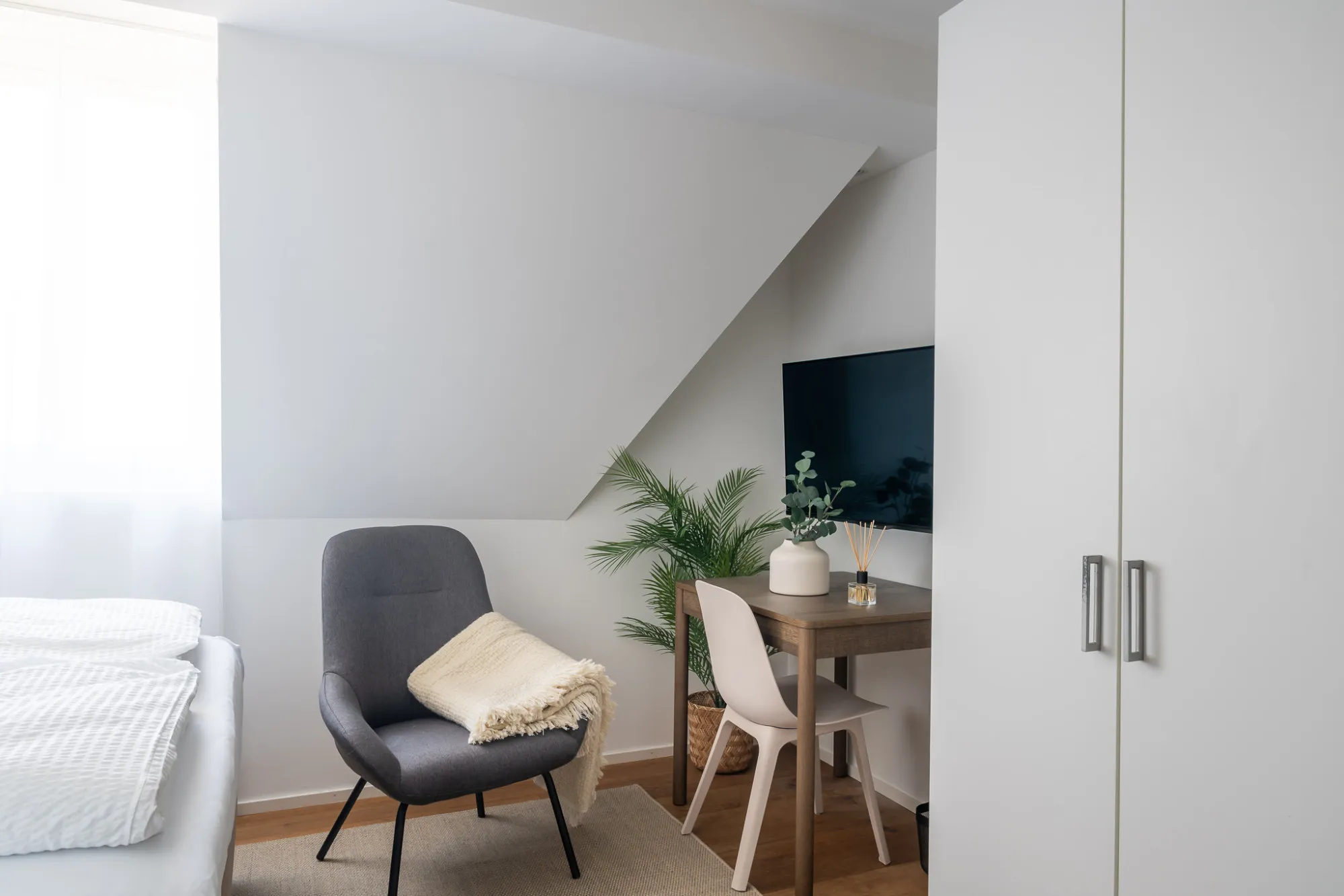 Stylish 20m2 Zurich Design Studio For Work From Home Stays #3