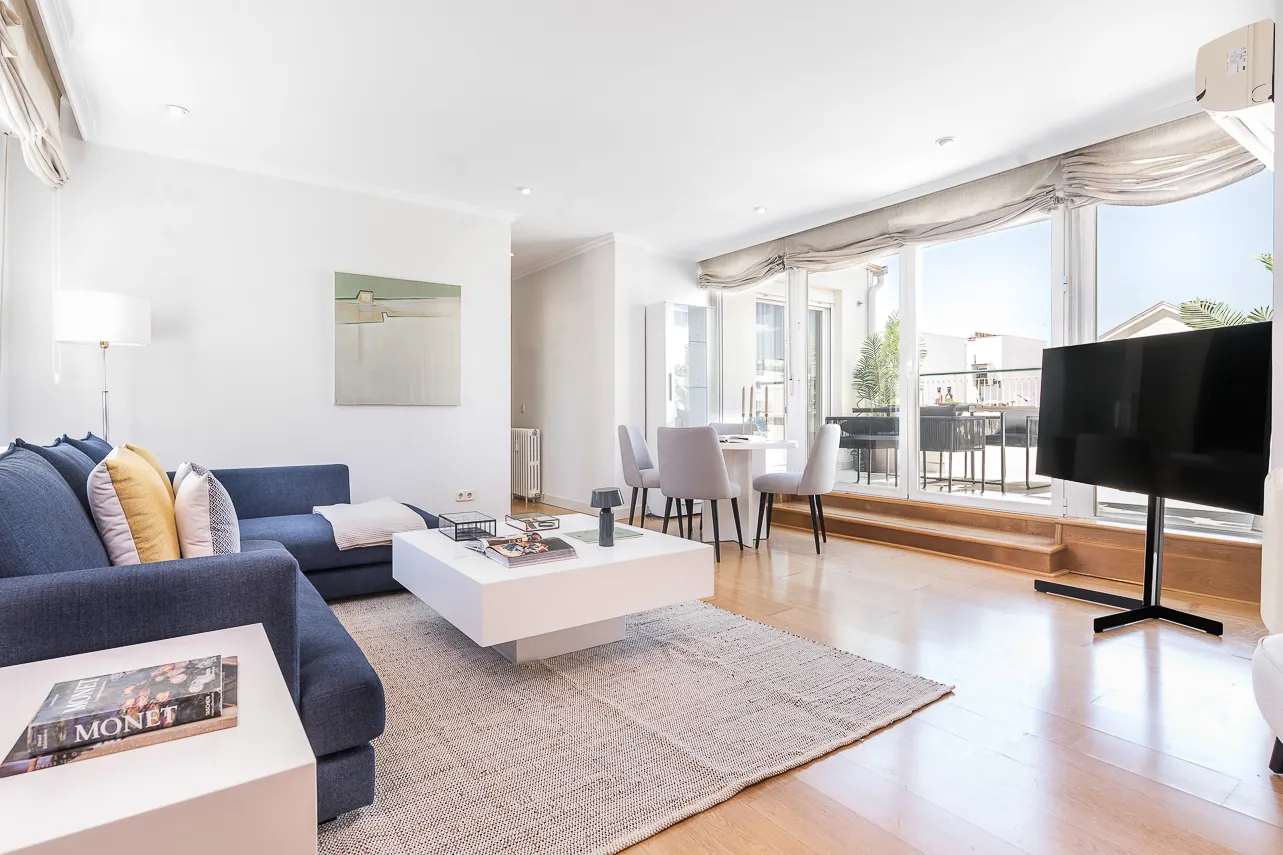 Sophisticated Madrid Flat With Dual Work Areas And Airy Layout For Remote Professionals #2
