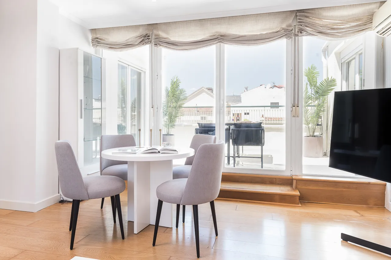 Sophisticated Madrid Flat With Dual Work Areas And Airy Layout For Remote Professionals #5