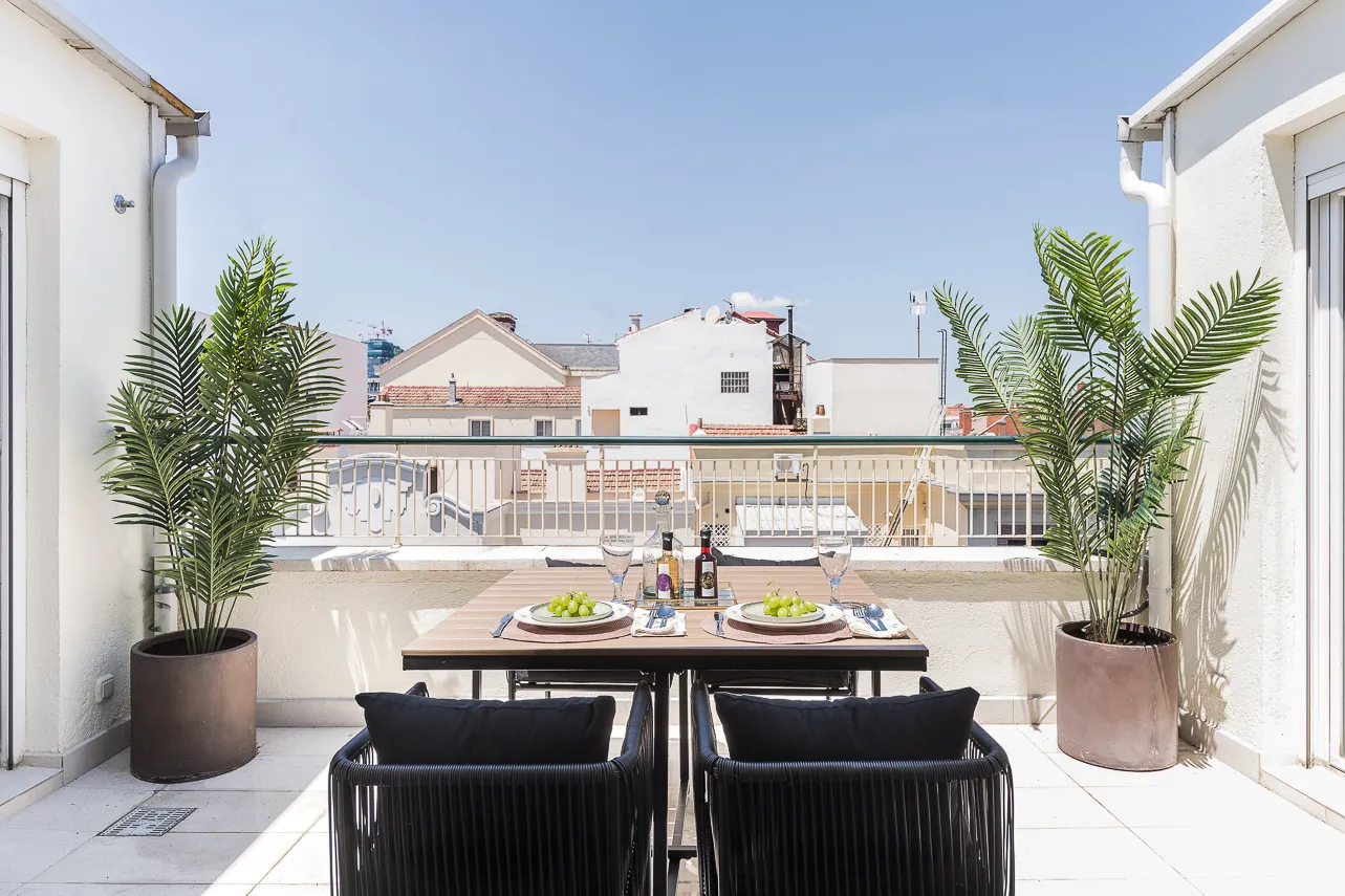 Sophisticated Madrid Flat With Dual Work Areas And Airy Layout For Remote Professionals #3