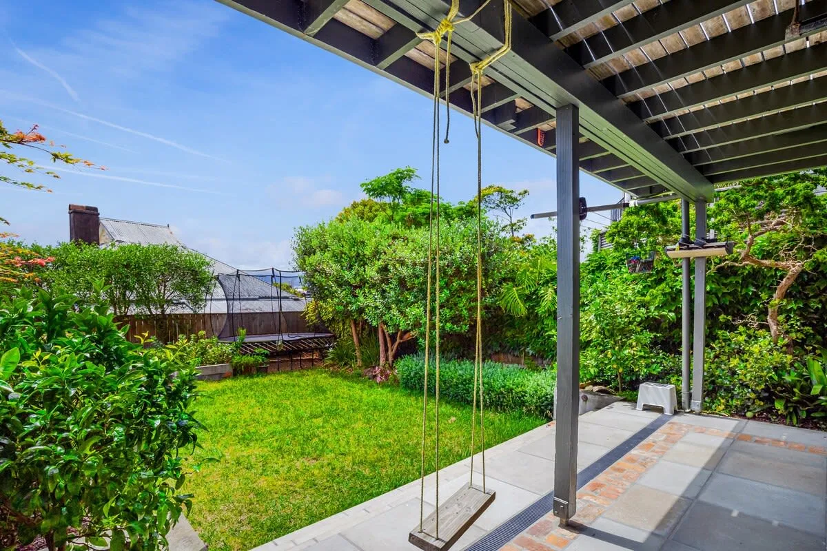 Contemporary Parnell Flat: Efficient Digital-nomad Setup & Home Office #3