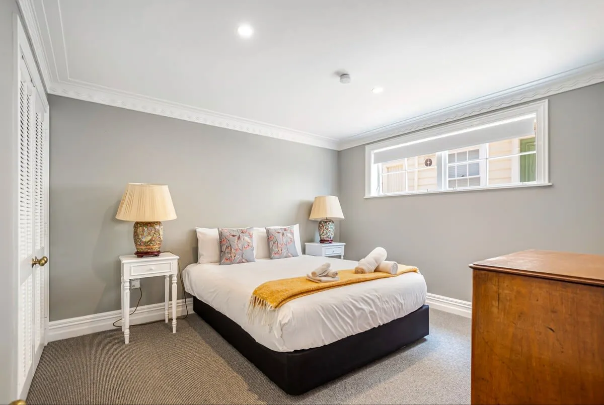 Contemporary Parnell Flat: Efficient Digital-nomad Setup & Home Office #4