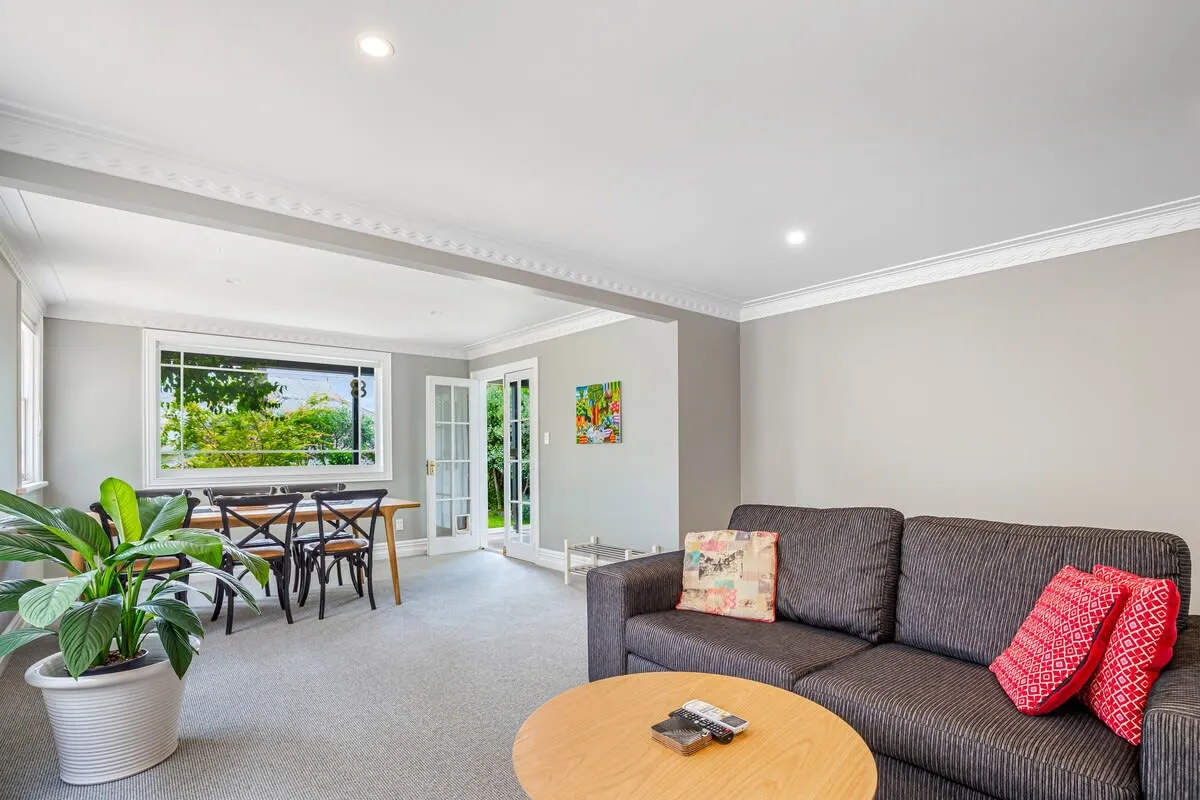 Contemporary Parnell Flat: Efficient Digital-nomad Setup & Home Office