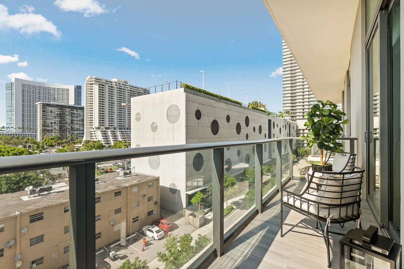 Sleek 3-bed Executive Flat With Home Office In Miami's Paraiso Bayviews #5