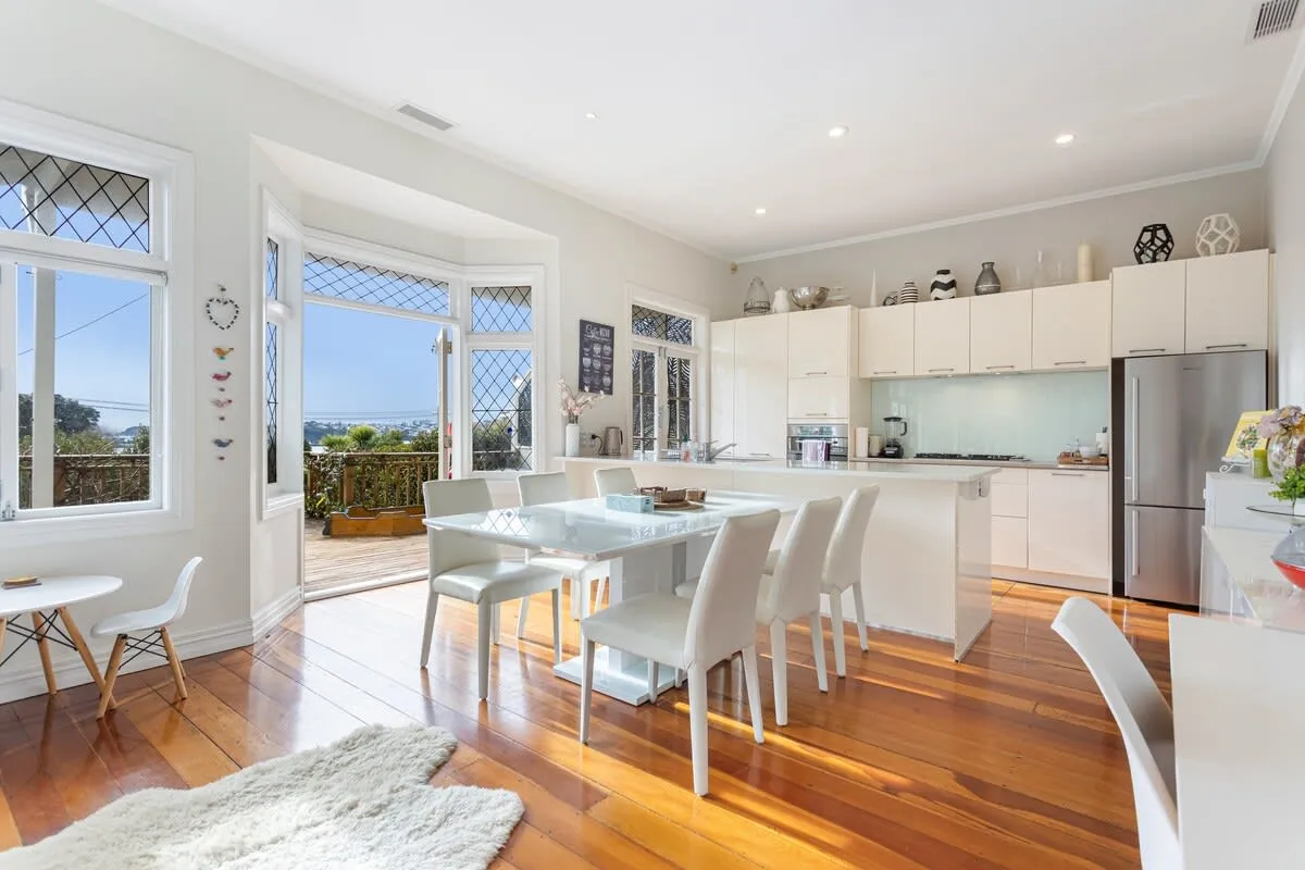 Parnell Stylish Flat - Intimate 2-bed With Bright Work-from-home Studio & Harbour Views