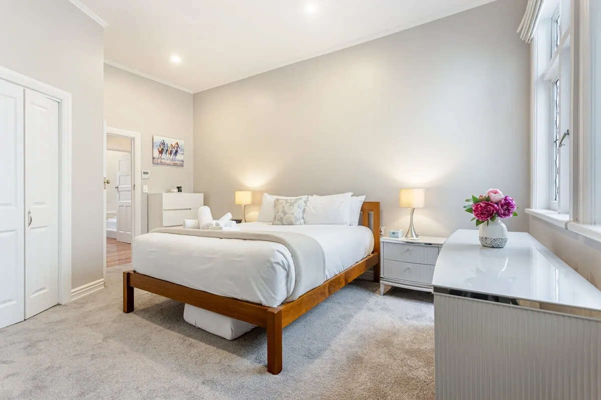 Parnell Stylish Flat - Intimate 2-bed With Bright Work-from-home Studio & Harbour Views #4